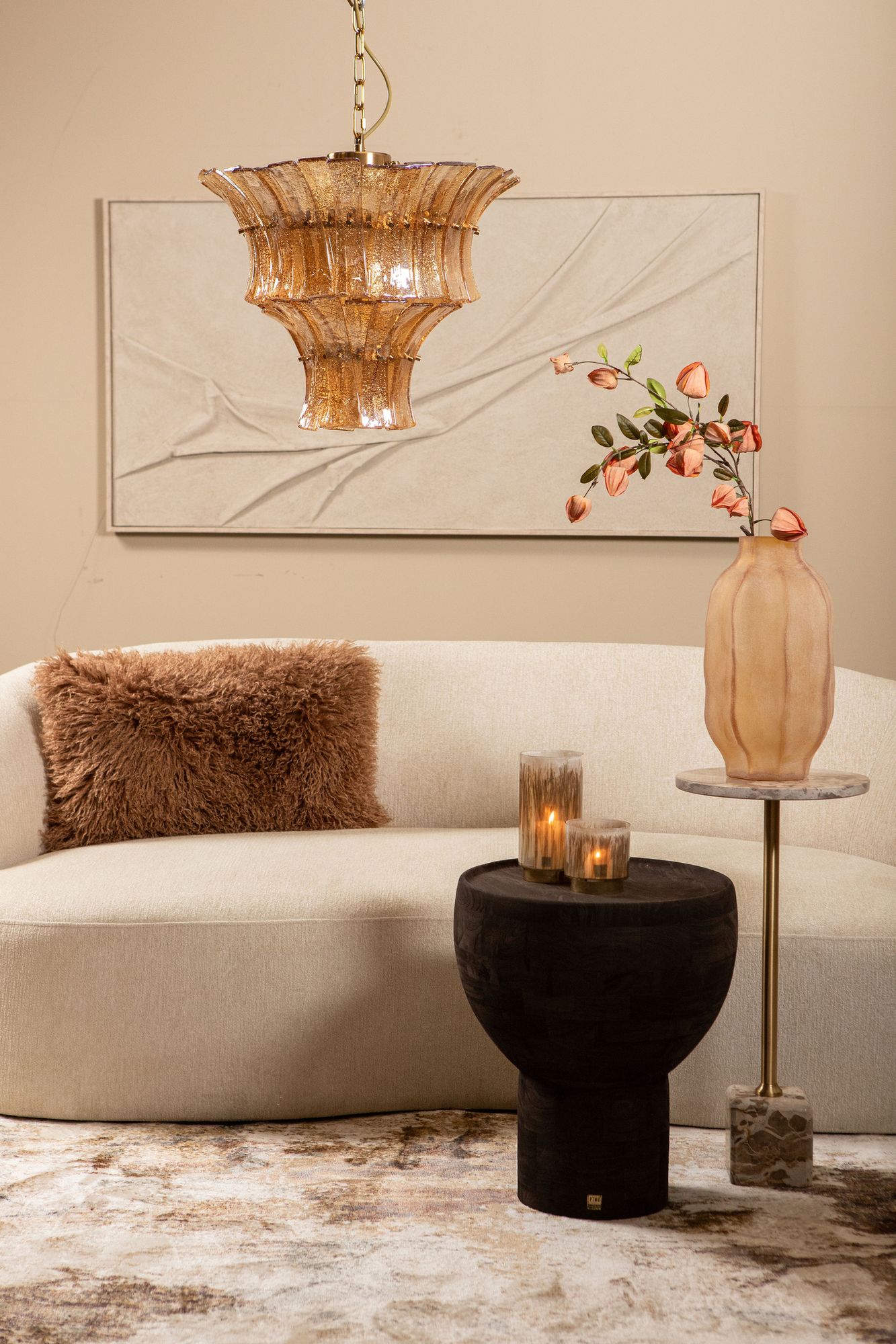 Ambienteansicht Strukturglas der Dalai Hängeleuchte in Amber | PTMD bei STUFF Shop kaufen