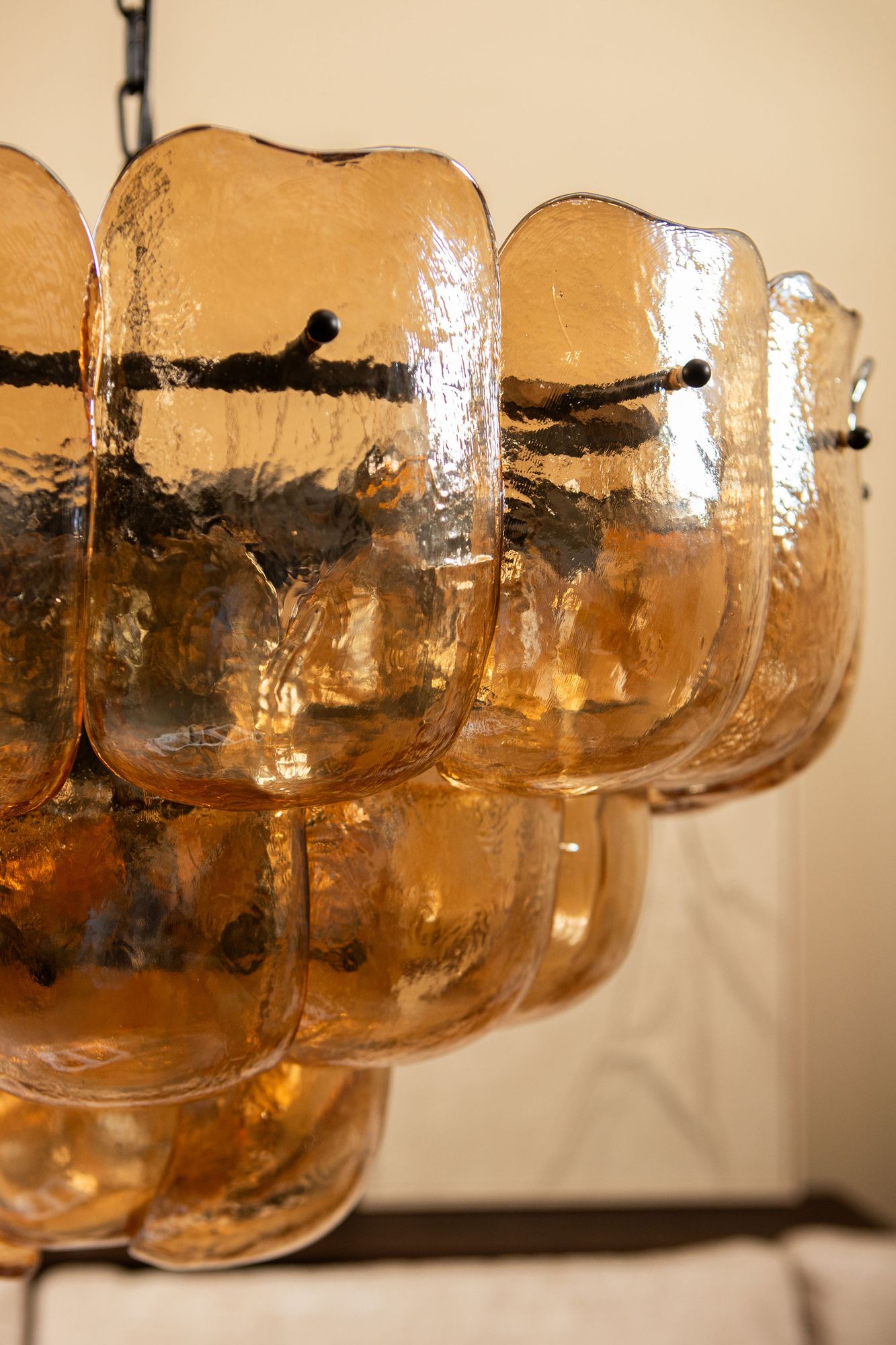 Detailansicht der halbhandgefertigten Glasstruktur der Vila Hängelampe | PTMD bei STUFF Shop kaufen