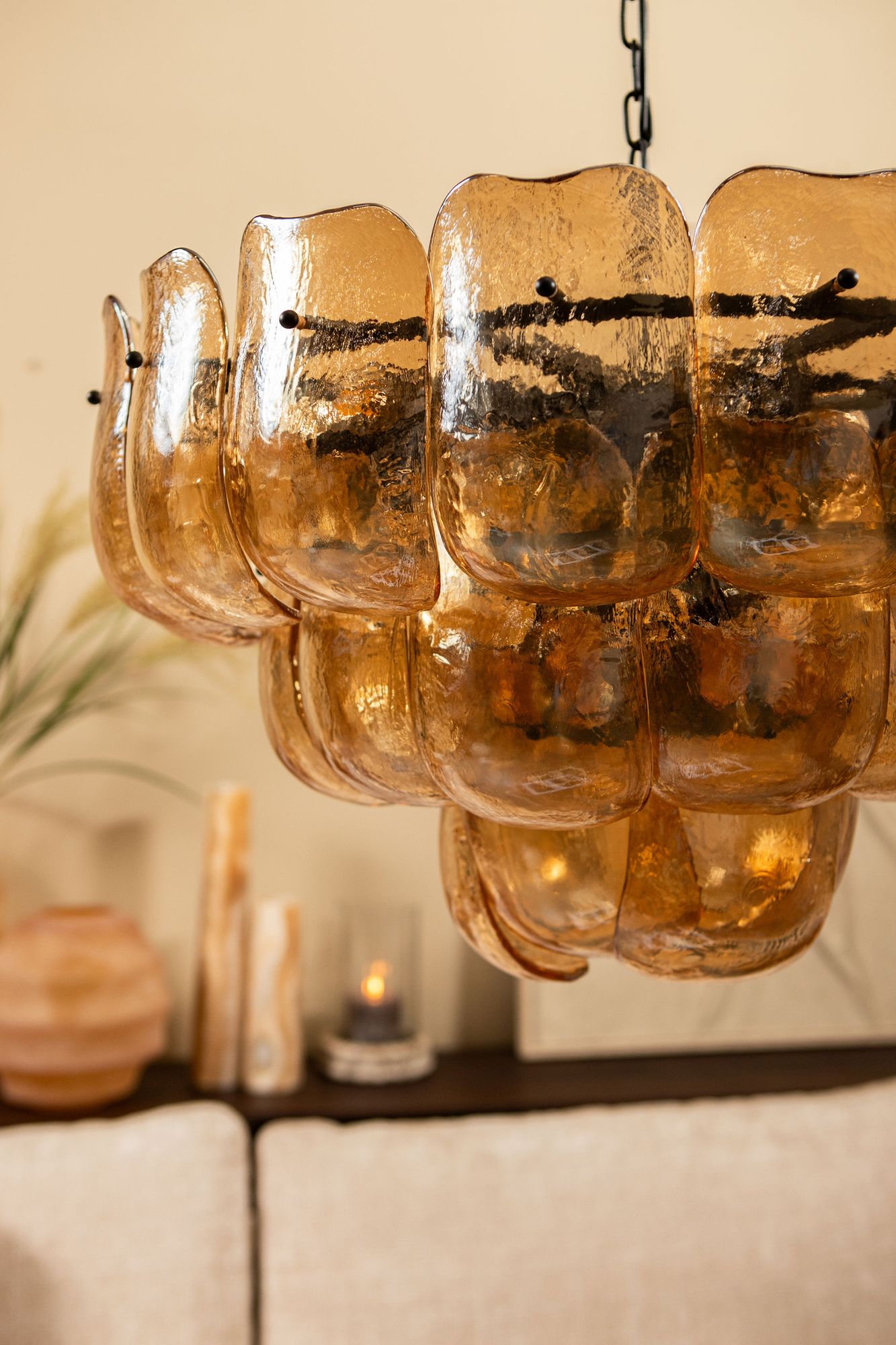 Amber Glas Hängelampe Vila über Wohnbereich mit warmer Lichtstimmung | PTMD bei STUFF Shop kaufen