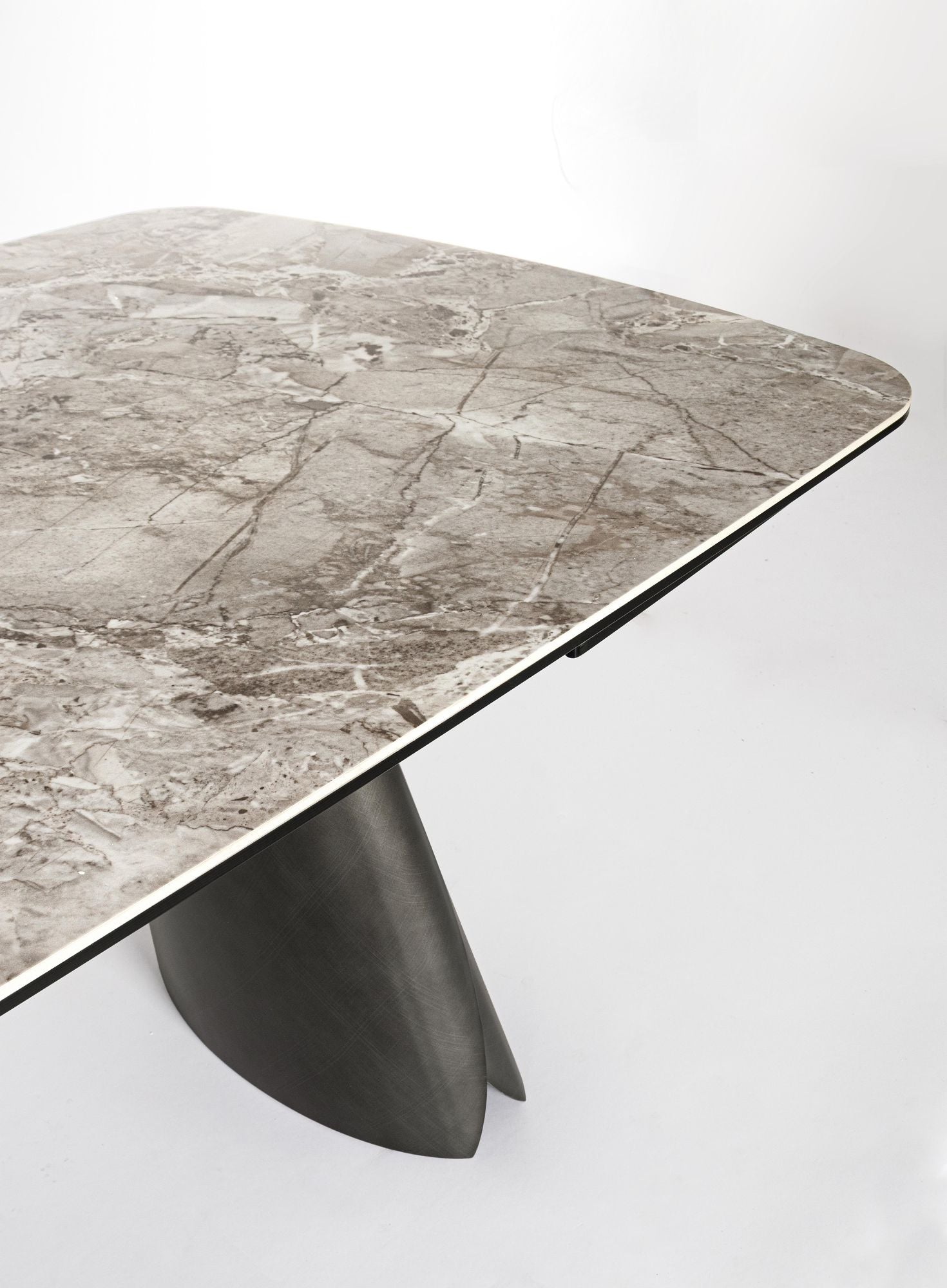 Ausziehtisch Cile Nordic 180/220/260x100 von Bizzotto: hochwertig verarbeitet, stilsicher kombinierbar und ideal für Essbereich oder Wohnraum bei STUFF Shop kaufen