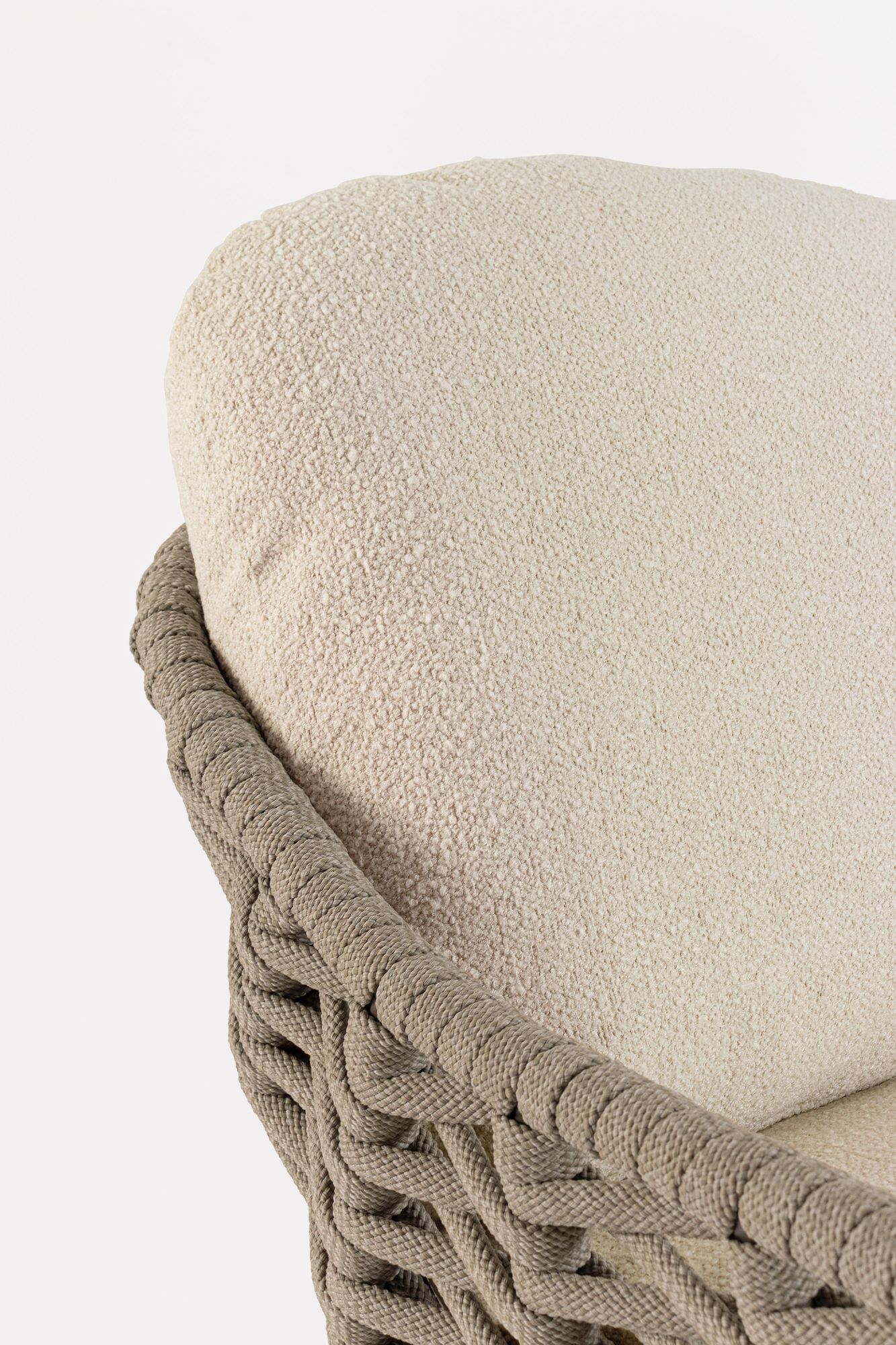 Detailaufnahme Bouclé-Kissen und Seilgeflecht des Tamires Outdoor Sessels bei STUFF Shop kaufen