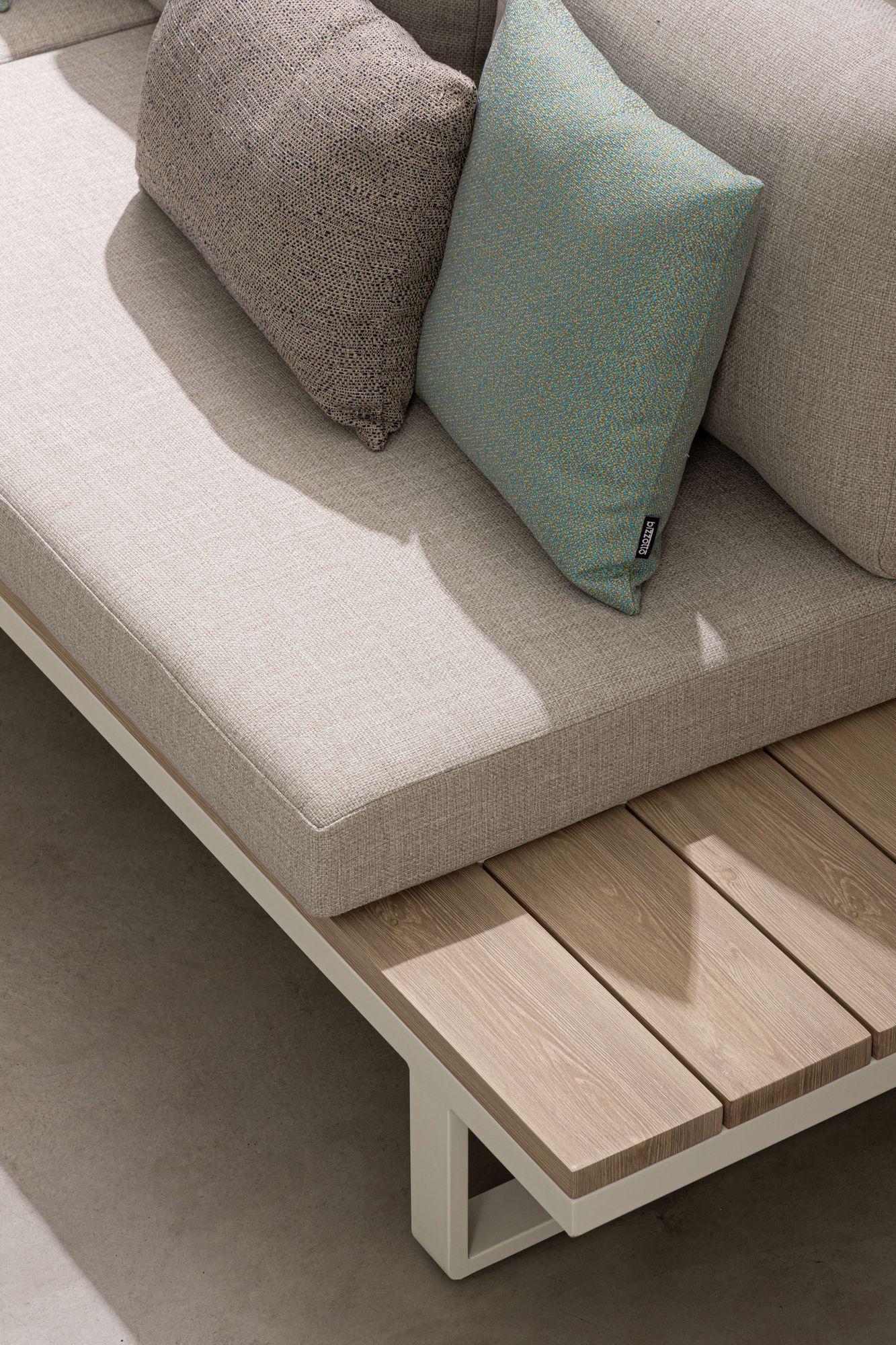 Outdoor Ecklounge Zelmar Vapor mit Aluminiumrahmen und wetterfesten Polstern | Bizzotto bei STUFF Shop kaufen