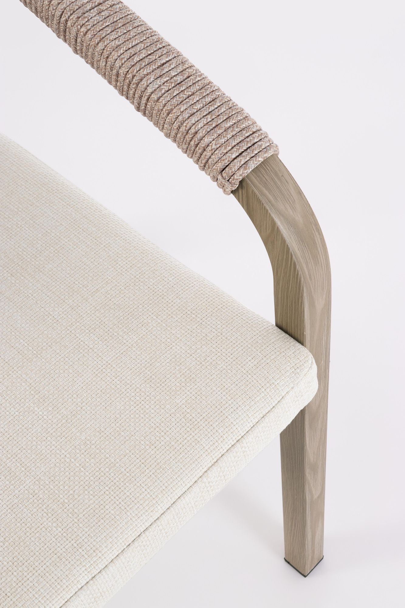 Outdoor-Stuhl Kalimera Timber aus Aluminium mit Armlehne und Kissen | Bizzotto bei STUFF Shop kaufen