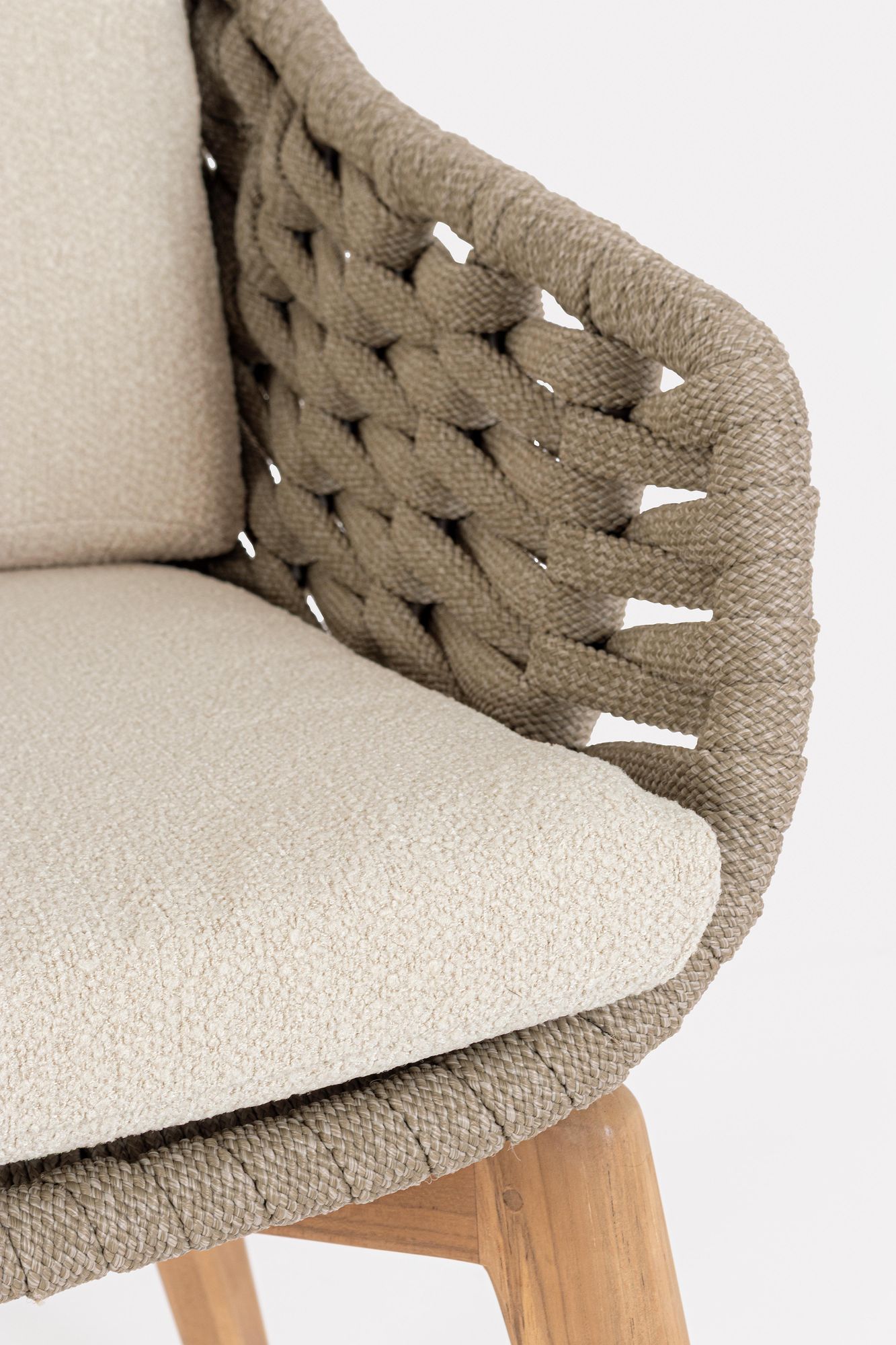 Outdoor Stuhl Tamires Bouclé mit Teakholz Beinen und Armlehnen | Bizzotto bei STUFF Shop kaufen