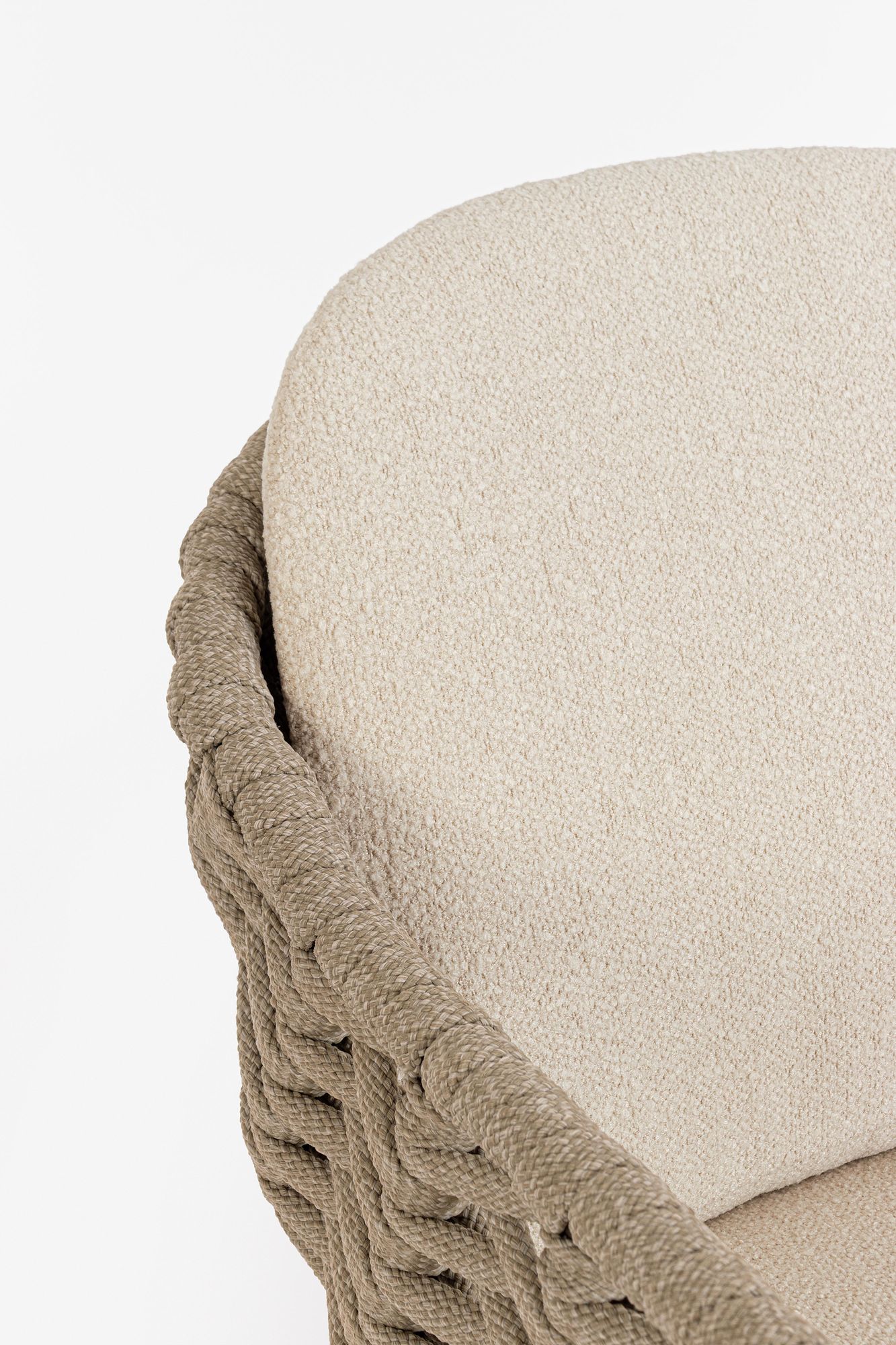 Outdoor Stuhl Tamires Bouclé mit Teakholz Beinen und Armlehnen | Bizzotto bei STUFF Shop kaufen