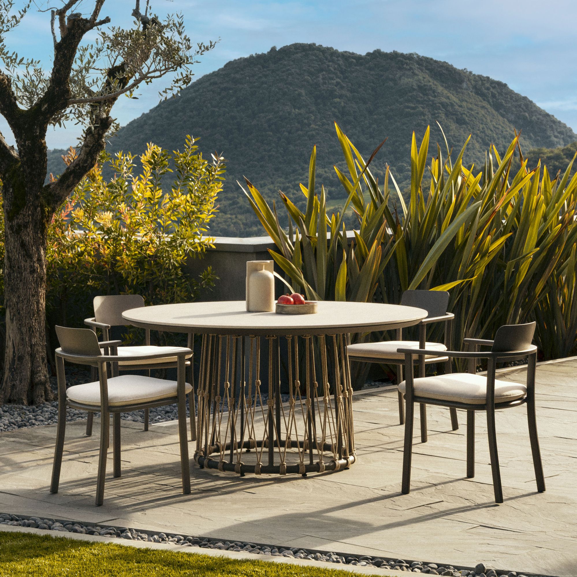 Outdoor Stuhl Makena Cocoa mit Armlehnen und Sitzkissen | Bizzotto bei STUFF Shop kaufen