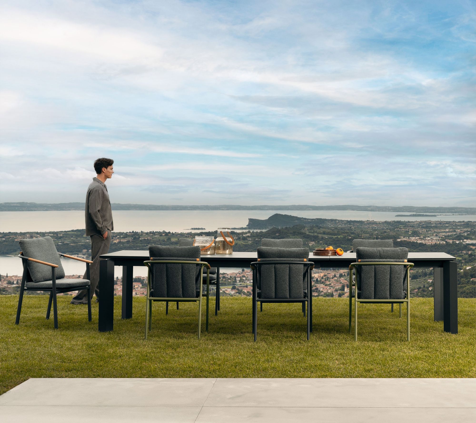 Outdoor Stuhl Leonida Grün mit Armlehne und Kissen für moderne Terrasse | Bizzotto bei STUFF Shop kaufen