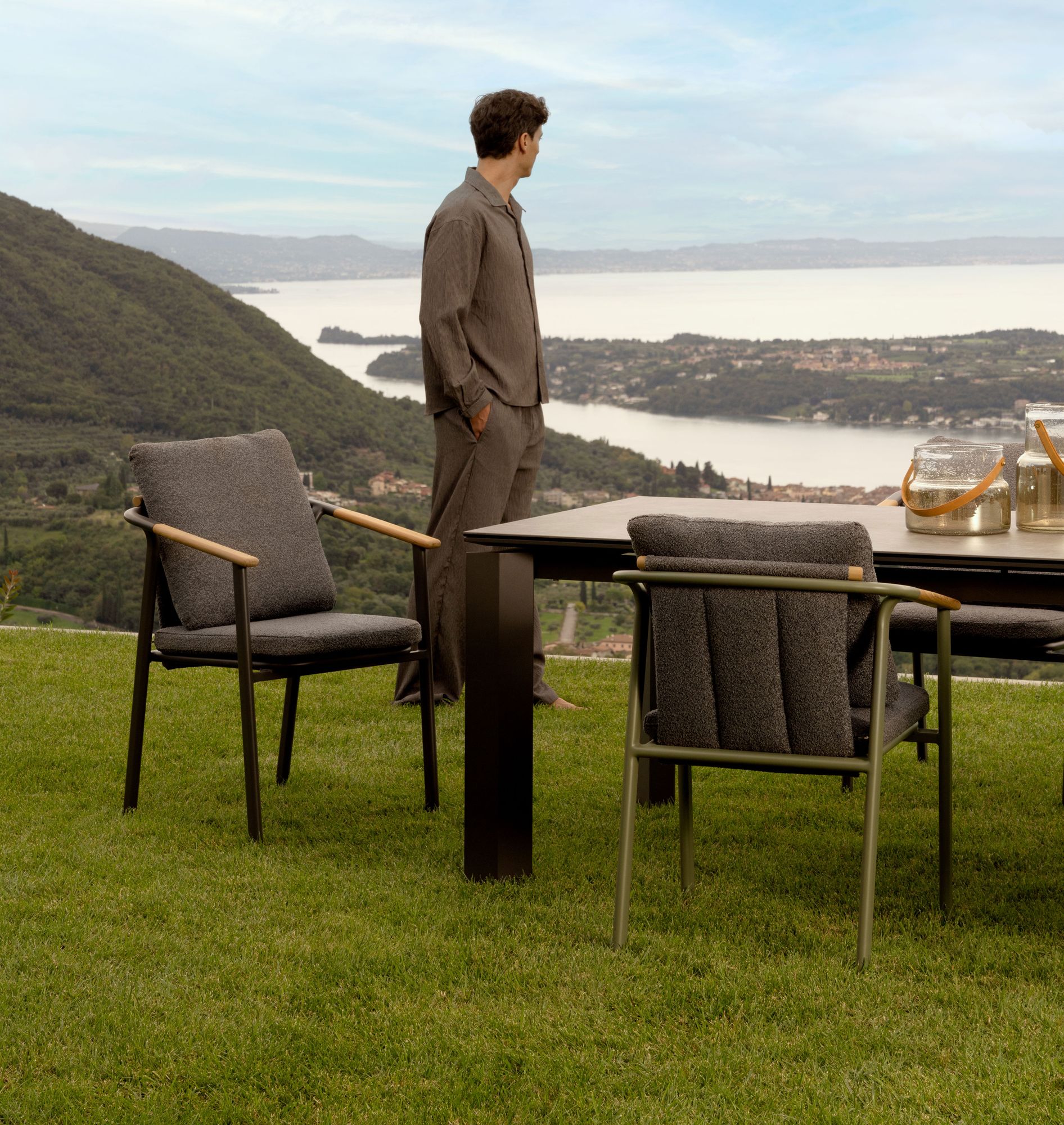 Outdoor Stuhl Leonida Grün mit Armlehne und Kissen für moderne Terrasse | Bizzotto bei STUFF Shop kaufen