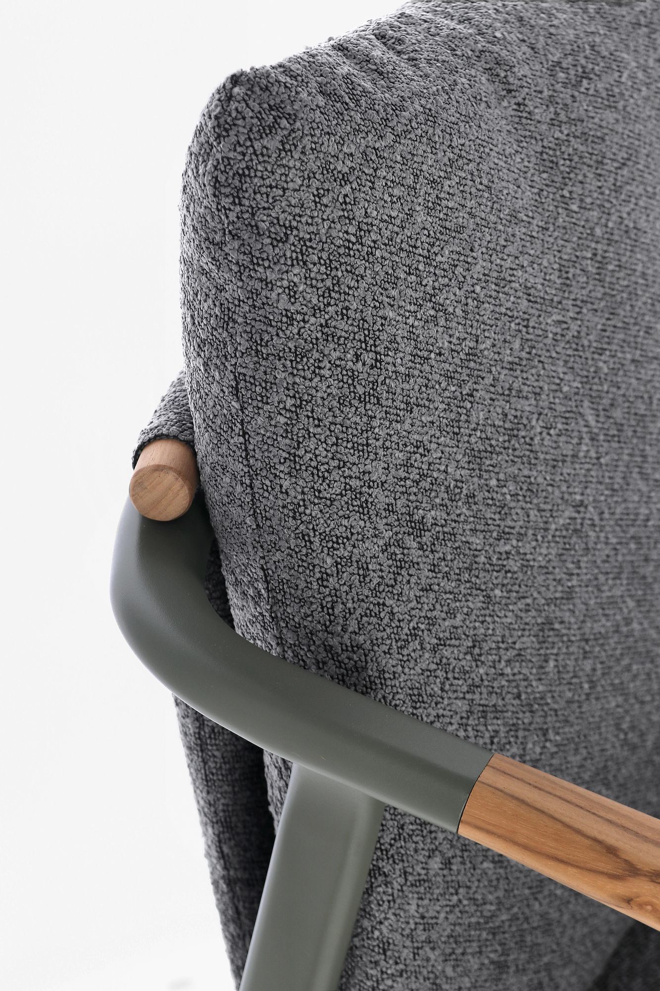 Outdoor Stuhl Leonida Grün mit Armlehne und Kissen für moderne Terrasse | Bizzotto bei STUFF Shop kaufen