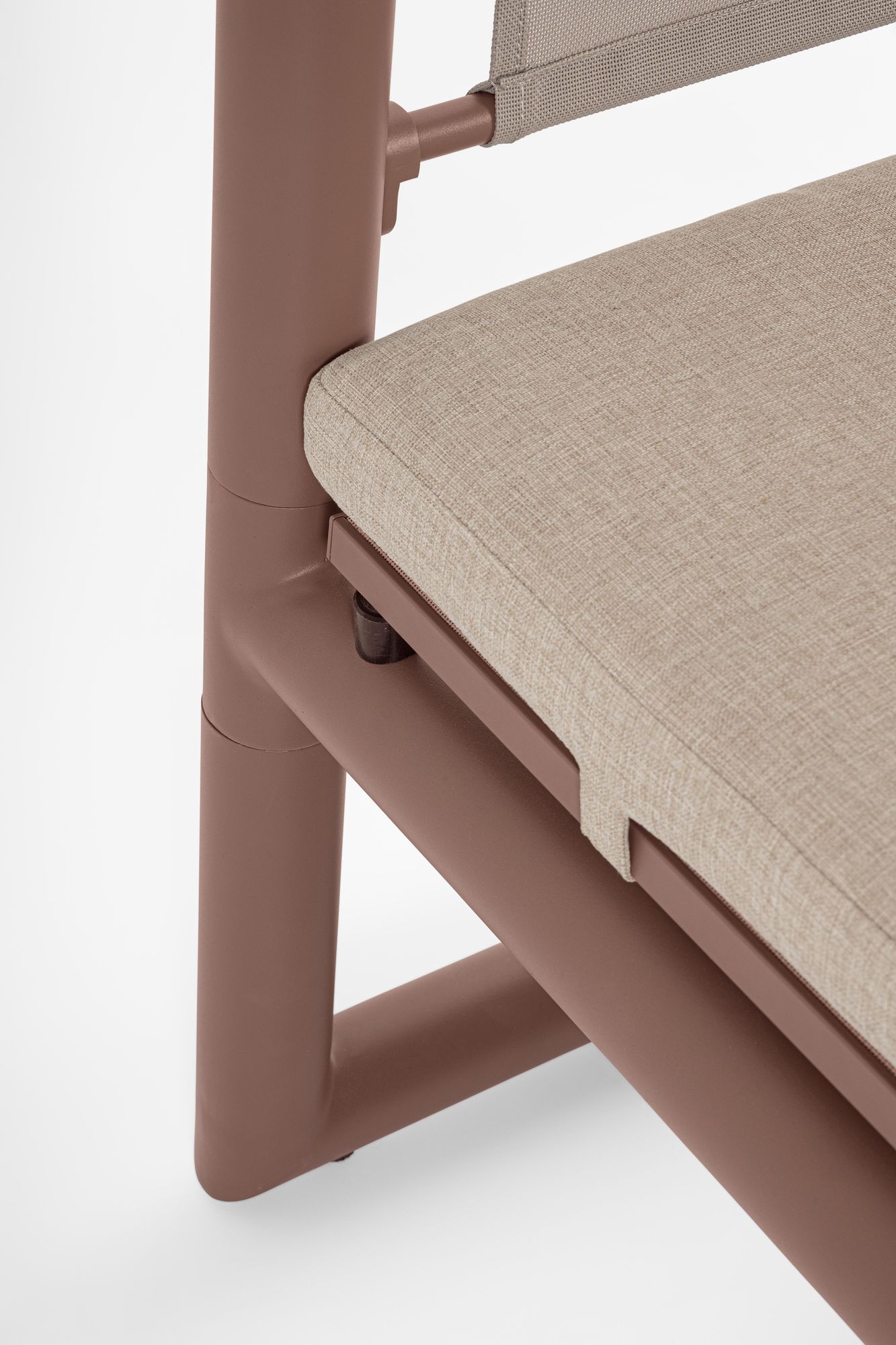 Alt-Text Outdoor Daybed Konnor Barin mit Pergola und verstellbarer Rückenlehne | Luxus Lounge für Garten und Terrasse