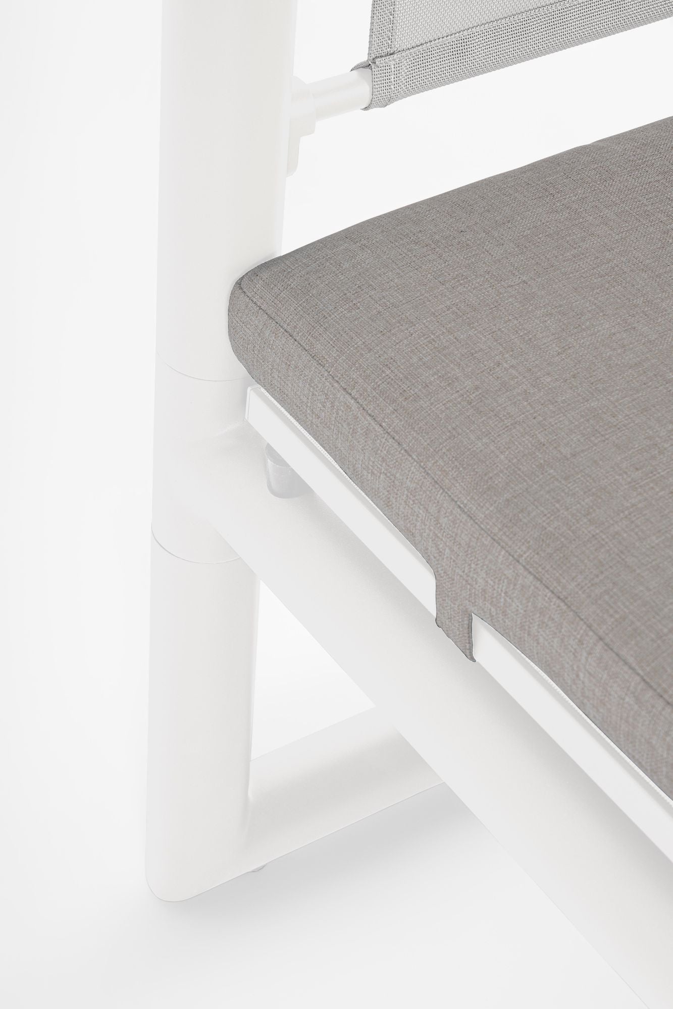 Outdoor Daybed Konnor Weiß mit Pergola und verstellbarer Rückenlehne für moderne Terrassen | Bizzotto bei STUFF Shop kaufen