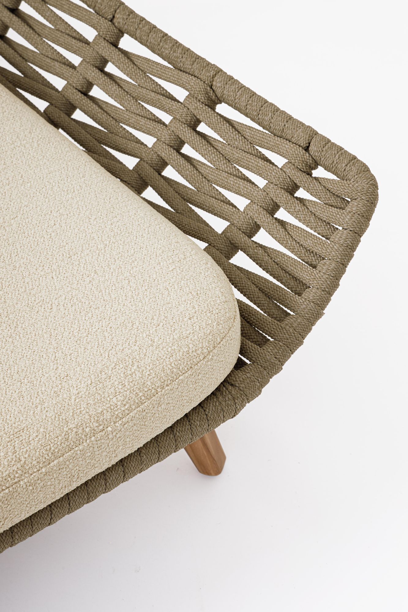 Outdoor Sonnenliege Tamires Bouclé mit geflochtener Struktur und Teakholz Füßen | Bizzotto bei STUFF Shop kaufen