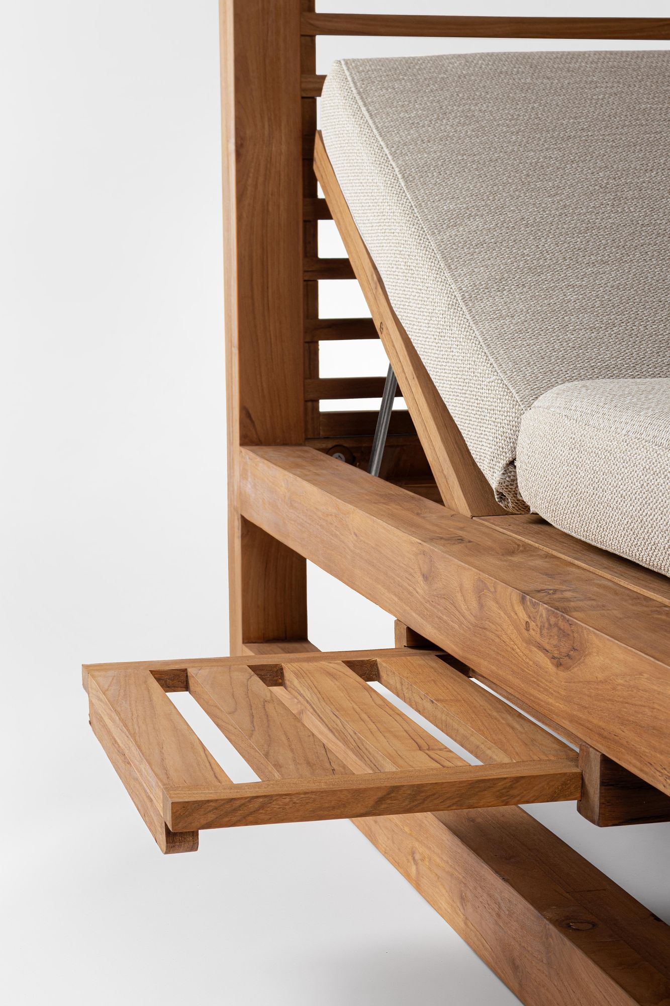 Luxuriöser Daybed Pavillon Honolulu aus FSC Teakholz mit verstellbaren Rückenlehnen | Bizzotto bei STUFF Shop kaufen