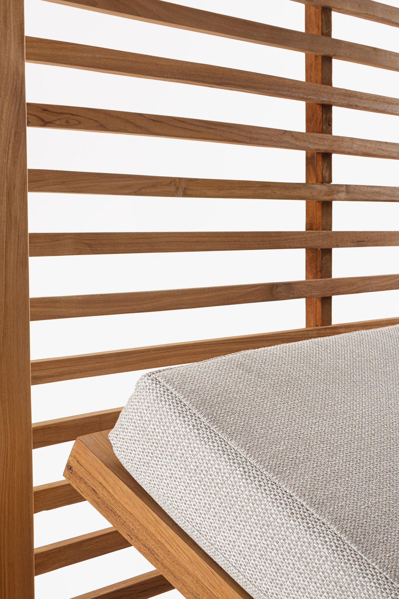 Luxuriöser Daybed Pavillon Honolulu aus FSC Teakholz mit verstellbaren Rückenlehnen | Bizzotto bei STUFF Shop kaufen