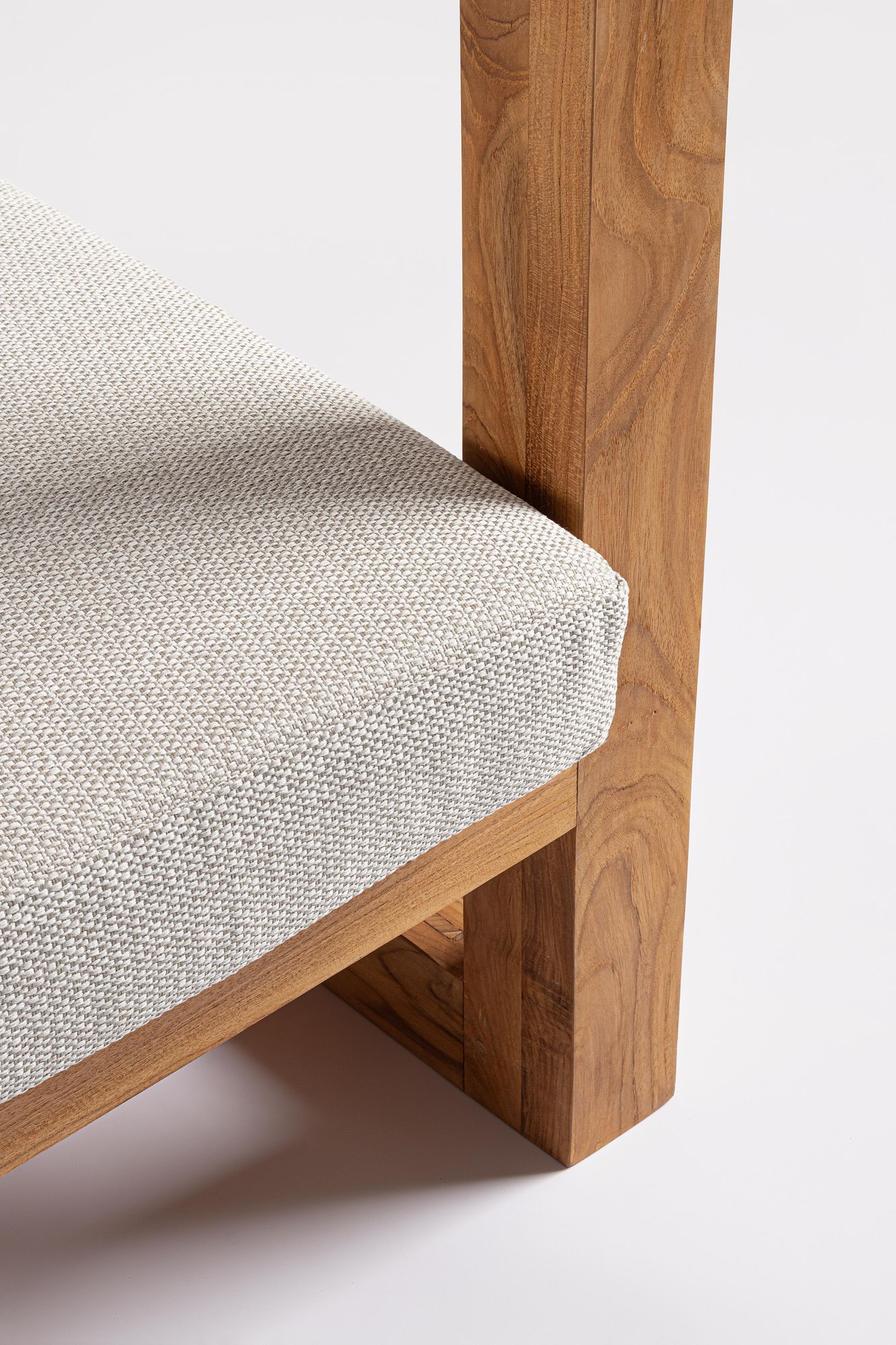 Luxuriöser Daybed Pavillon Honolulu aus FSC Teakholz mit verstellbaren Rückenlehnen | Bizzotto bei STUFF Shop kaufen