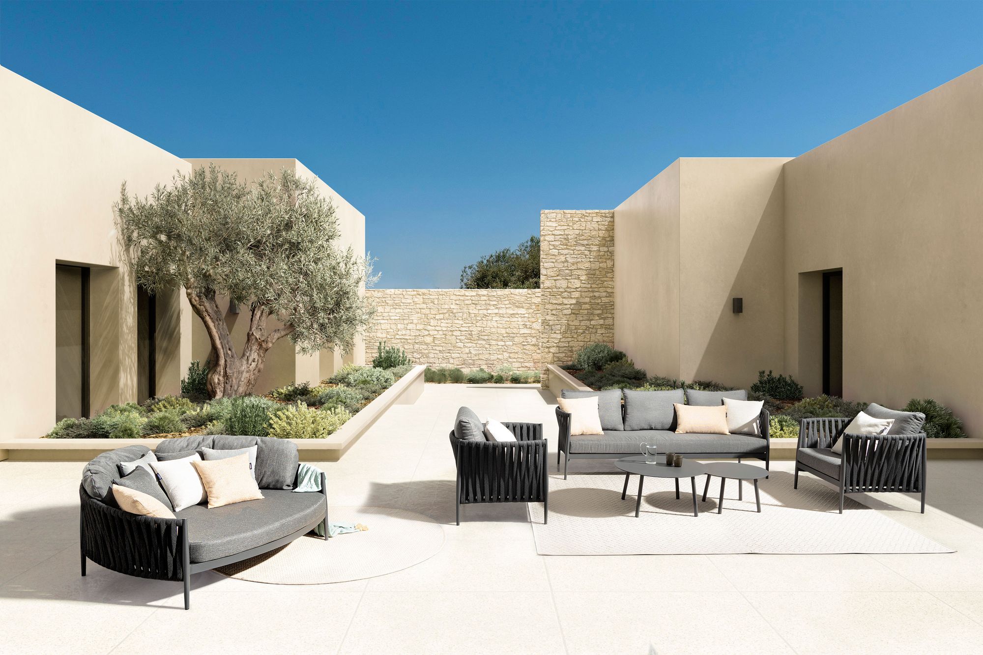 Outdoor Sonnenbett Jacinta Anthrazit mit geflochtener Seitenstruktur und großzügiger Polsterung | Bizzotto bei STUFF Shop kaufen