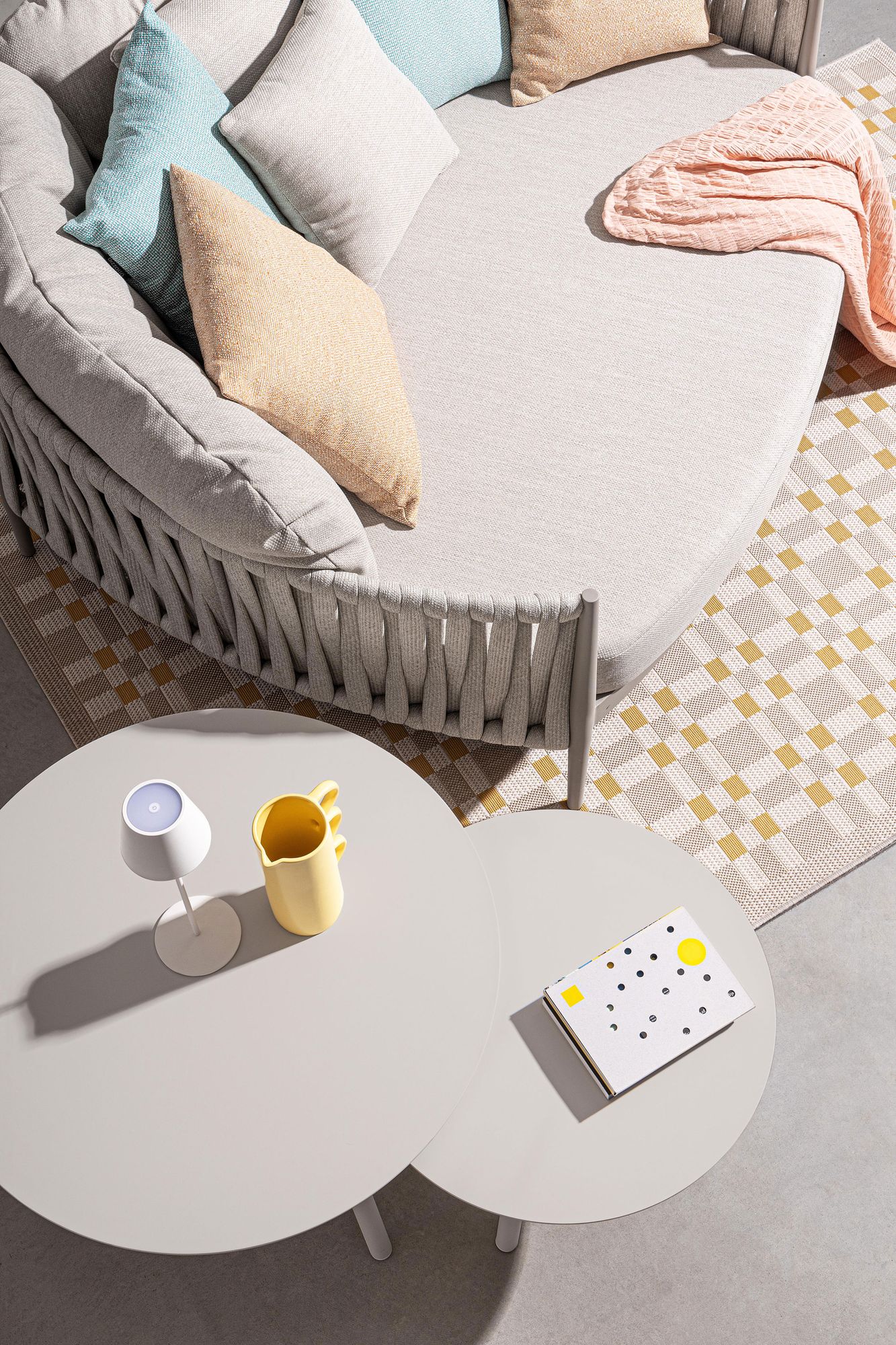 Outdoor Sonnenbett Jacinta Moon in heller Naturfarbe mit geflochtener Seitenstruktur | Bizzotto bei STUFF Shop kaufen