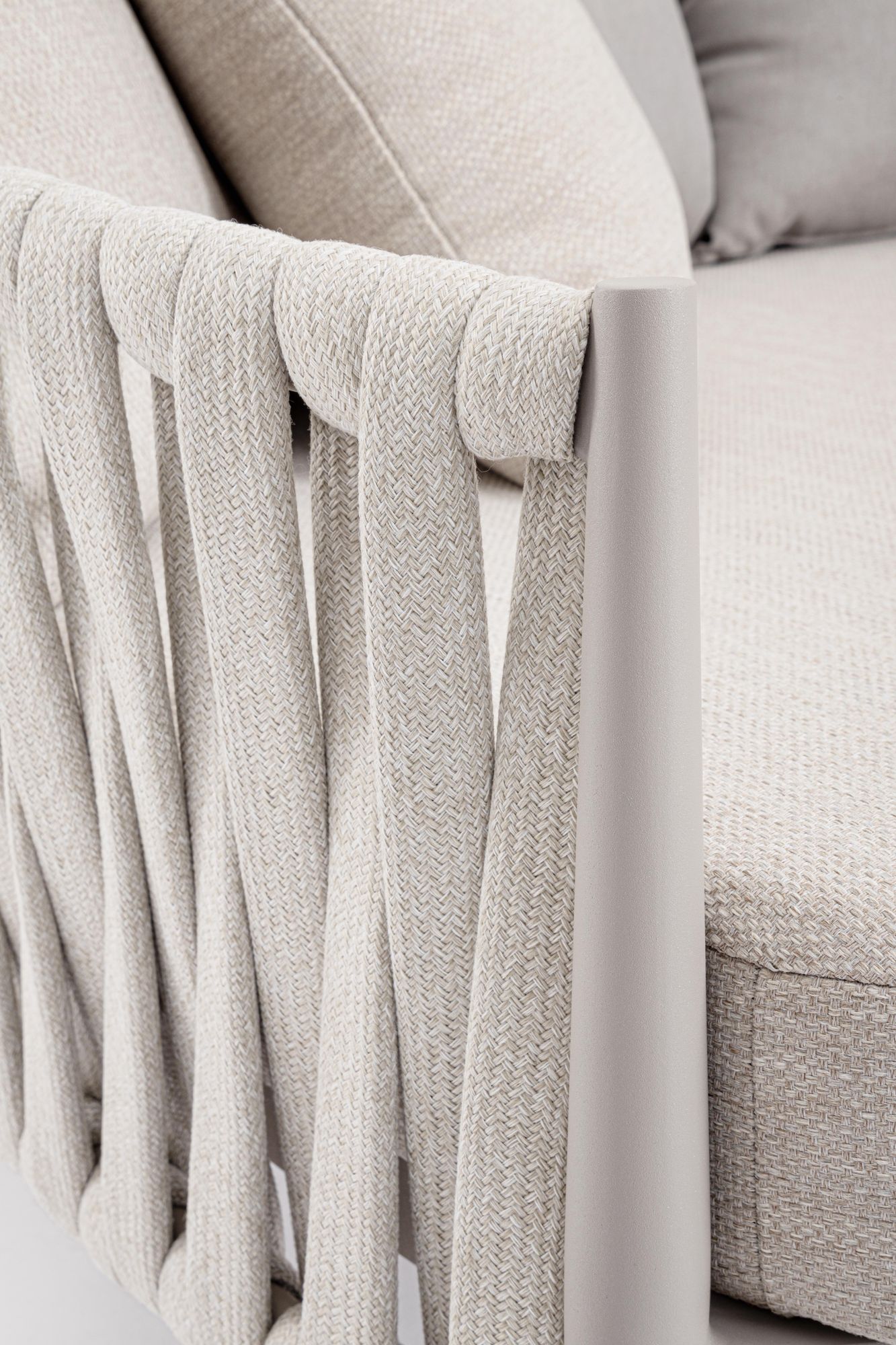 Outdoor Sonnenbett Jacinta Moon in heller Naturfarbe mit geflochtener Seitenstruktur | Bizzotto bei STUFF Shop kaufen