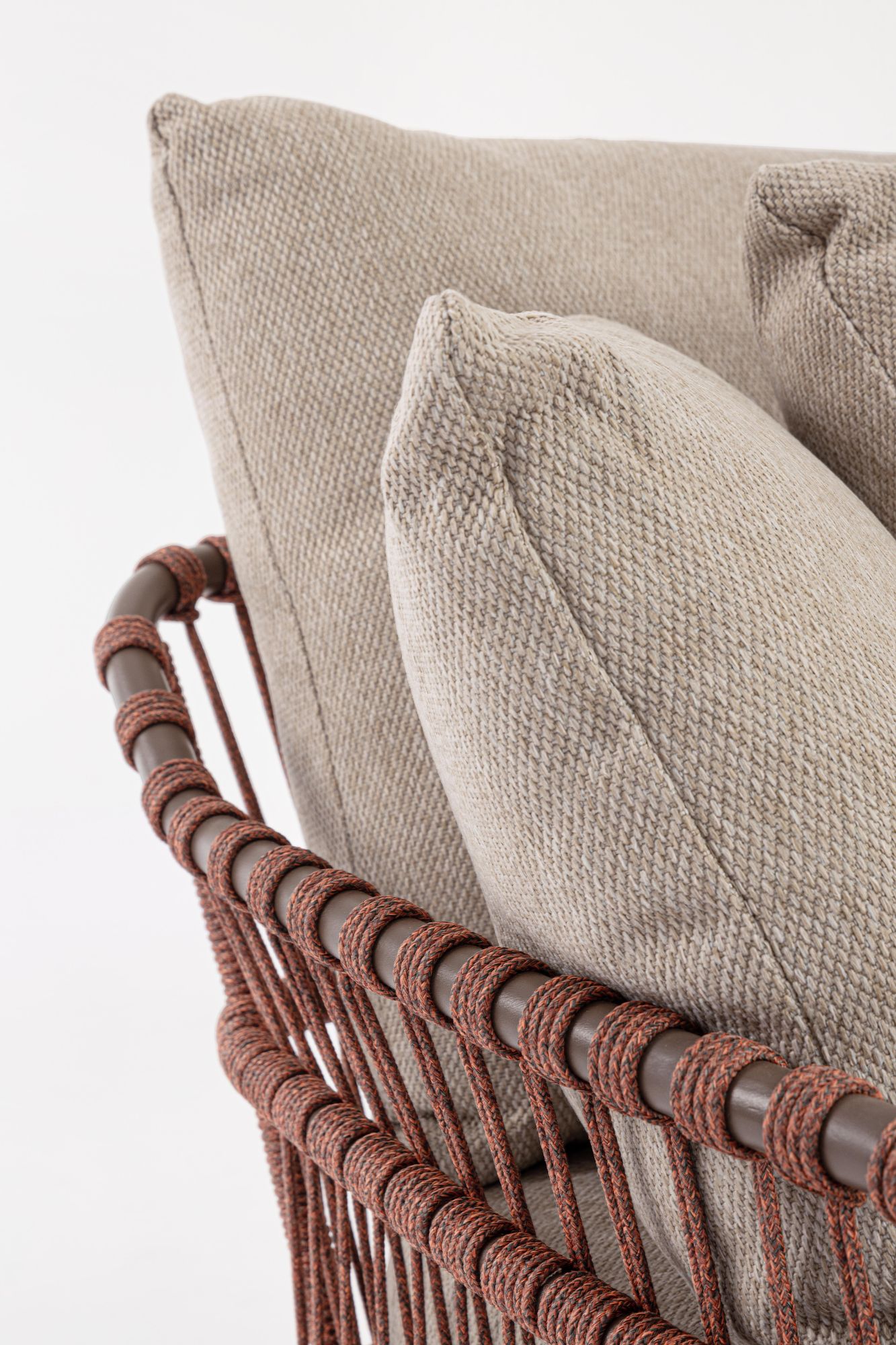 Outdoor Sonnenbett Talaia Java mit geflochtener Seitenstruktur und großzügiger Polsterung | Bizzotto bei STUFF Shop kaufen