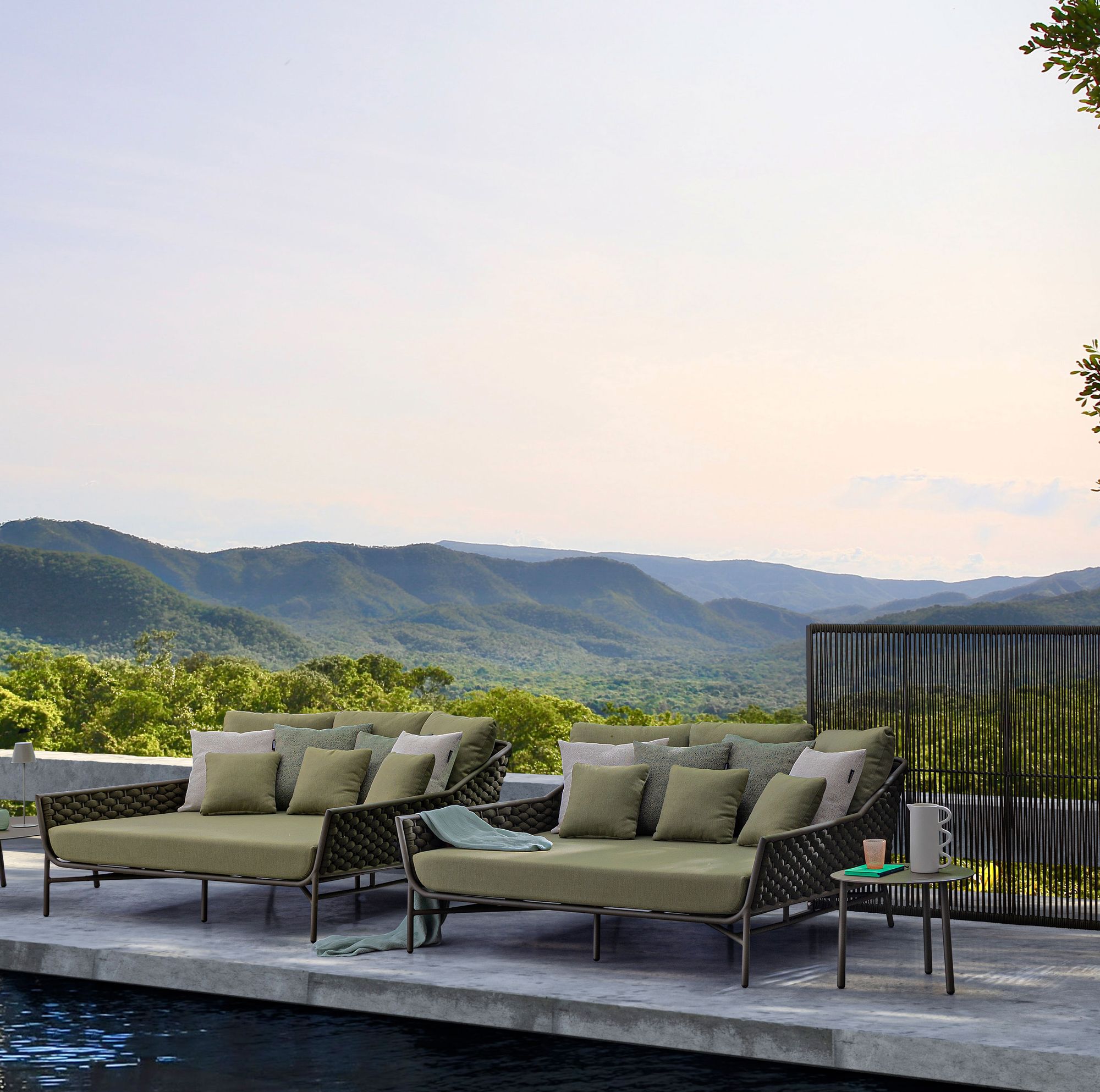 Outdoor Sonnenbett Everly Olive mit geflochtener Seitenstruktur und großzügiger Polsterung | Bizzotto bei STUFF Shop kaufen