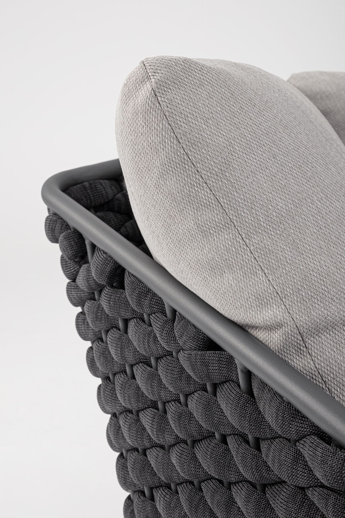 Outdoor Sonnenbett Everly Anthrazit Graphit mit geflochtener Seitenstruktur und großzügiger Polsterung | Bizzotto bei STUFF Shop kaufen