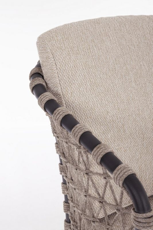 Outdoor Stuhl Eularia aus Teakholz mit Armlehnen und Kissen | Bizzotto bei STUFF Shop kaufen