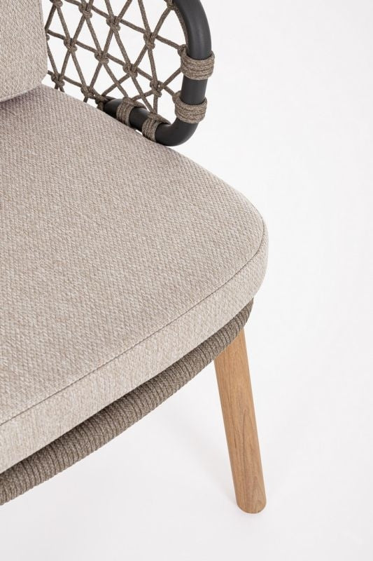 Outdoor Stuhl Eularia aus Teakholz mit Armlehnen und Kissen | Bizzotto bei STUFF Shop kaufen