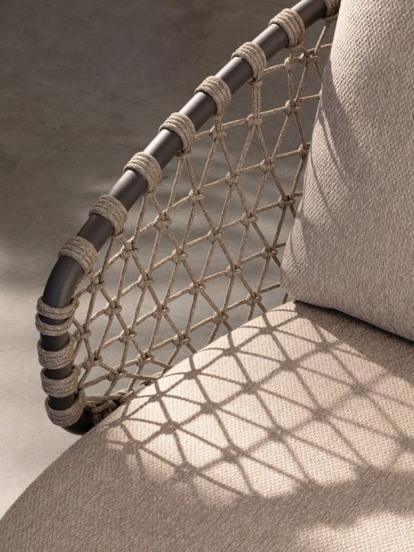 Outdoor Stuhl Eularia aus Teakholz mit Armlehnen und Kissen | Bizzotto bei STUFF Shop kaufen