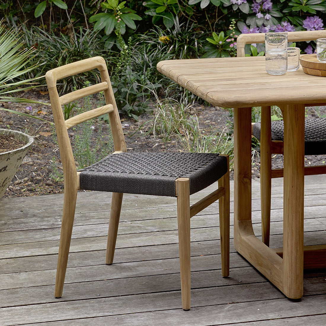 Outdoor Stuhl Teakscape Teak Anthrazit aus massivem Teakholz mit geflochtener Sitzfläche