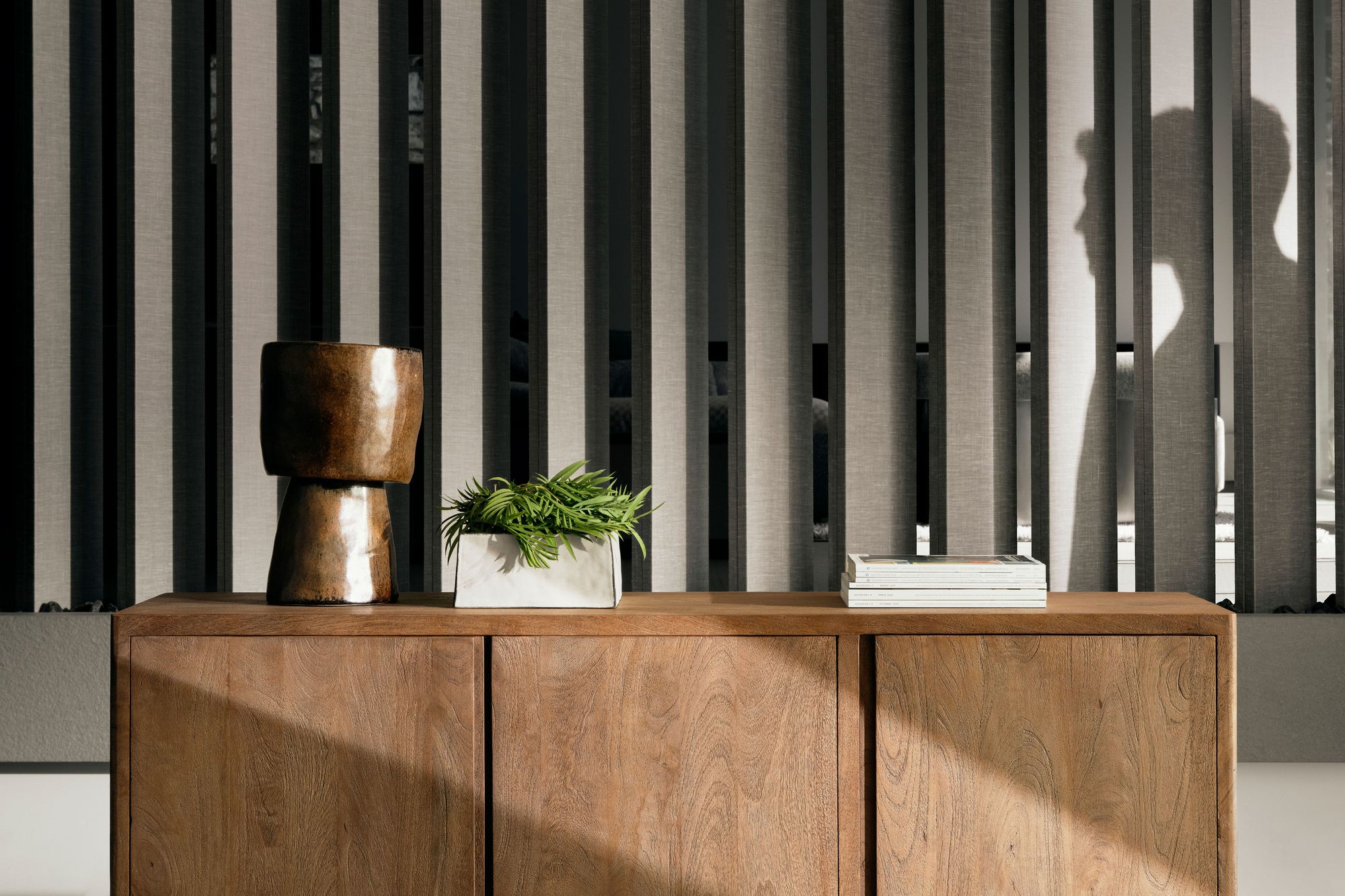 Sideboard Elswick 3 Türen aus massivem Mangoholz mit natürlicher Maserung | Bizzotto bei STUFF Shop