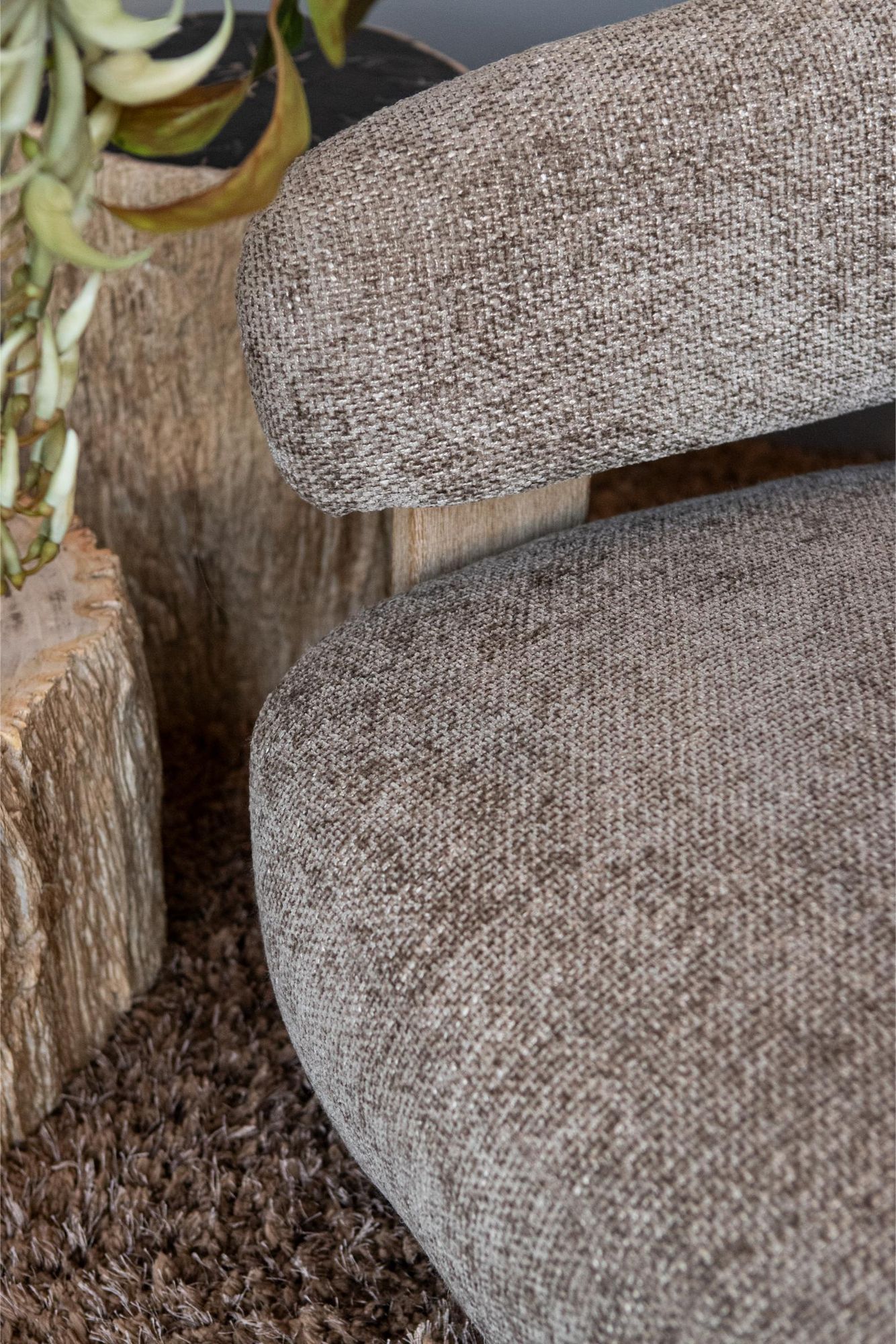 Detailansicht des Rubberwood Gestells beim Sessel Mire Taupe | PTMD bei STUFF Shop kaufen