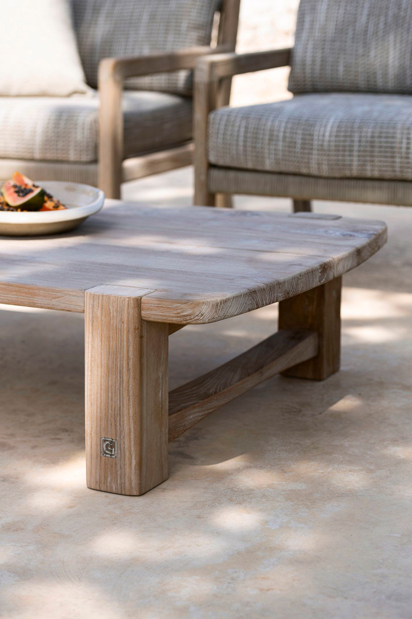 Design Couchtisch Jacoba Small Teak für Garten und Terrasse | Gommaire bei STUFF Shop kaufen