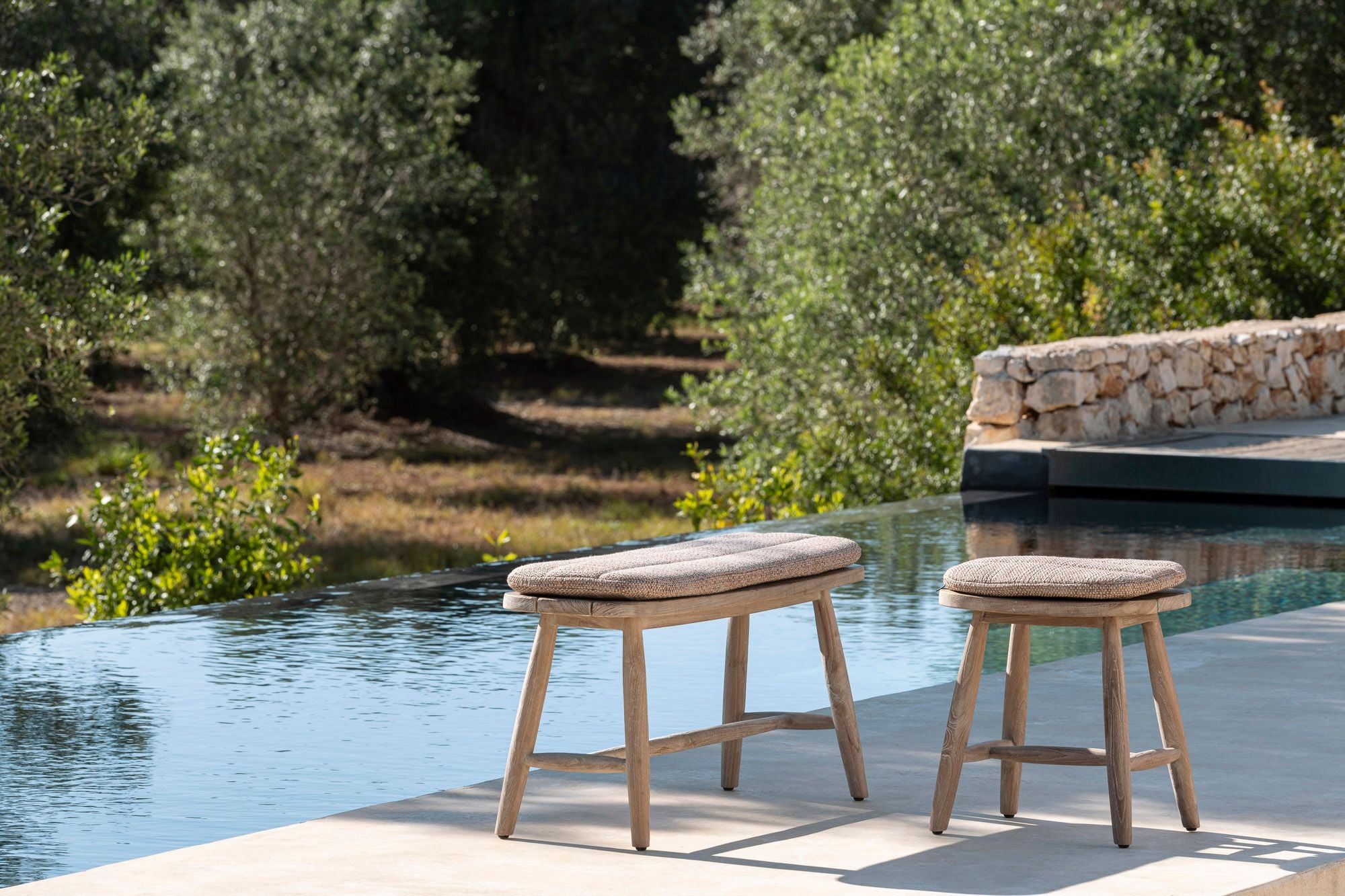 Teakholz Hocker Faye als Sitzgelegenheit für Garten und Terrasse | Gommaire bei STUFF Shop kaufen