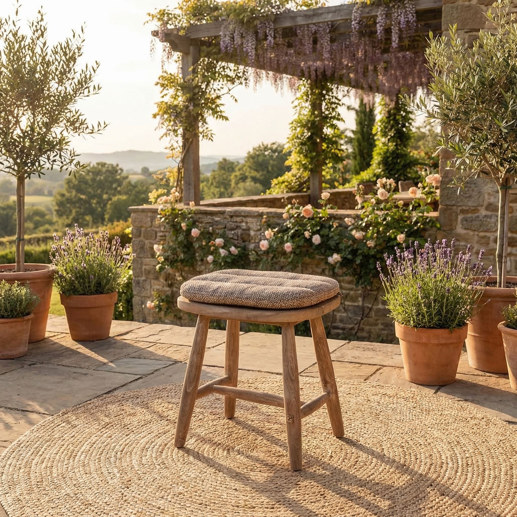 Teakholz Hocker Faye als Sitzgelegenheit für Garten und Terrasse | Gommaire bei STUFF Shop kaufen