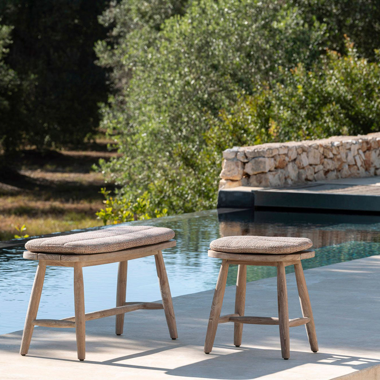 Teakholz Sitzbank Faye für Garten und Terrasse mit optionalem Kissen | Gommaire bei STUFF Shop kaufen