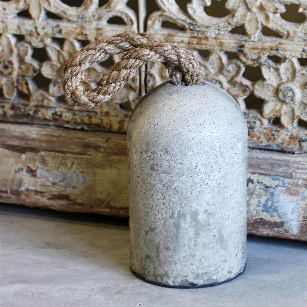 Dekorativer Türstopper aus Beton mit Seil in grauer Farbe, 12 x 12 x 24 cm, 3,5 kg.