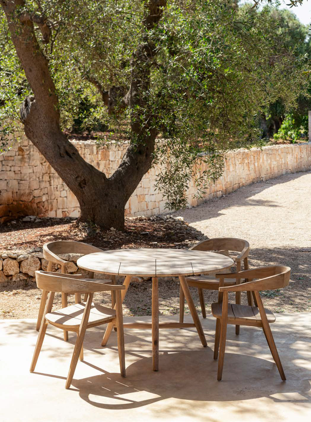 Armchair Faye Teak Outdoor-Stuhl aus naturgrauem Teakholz von Gommaire