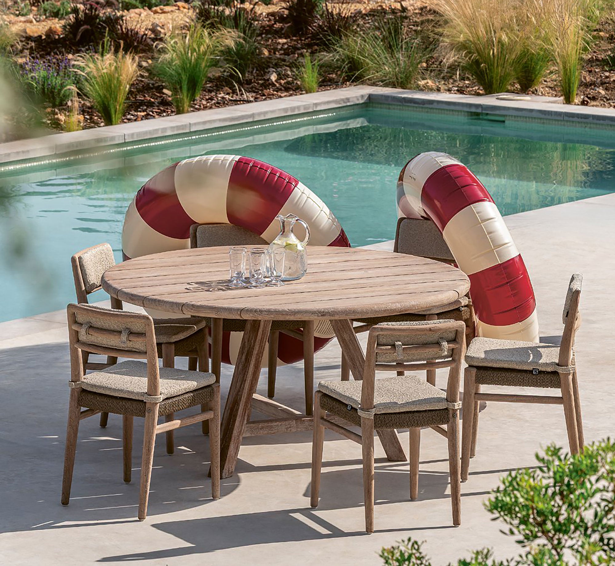 Stuhl Jared Teak aus massivem Teakholz Natural Grey mit handgeflochtenem Sitz aus PE Wicker Antique Weed | optional mit Outdoor-Polster von Gommaire