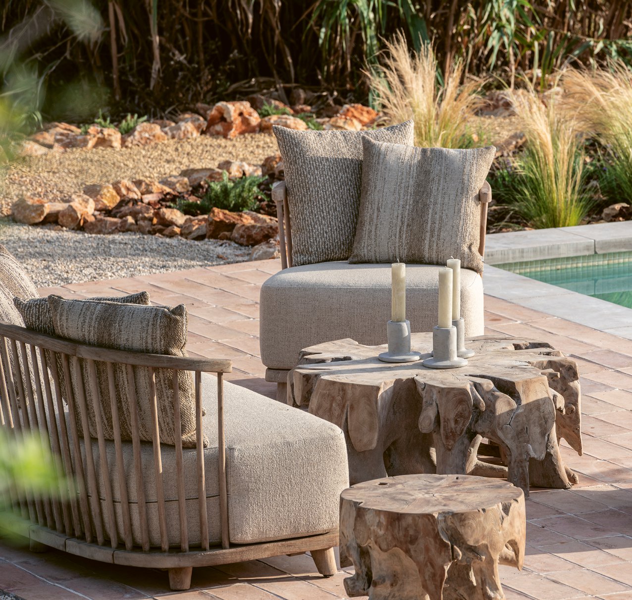 Outdoor-Sessel Carol aus Teakholz Natural Grey mit Polstern in Knelout, Knelout Deluxe, Ktextout oder Ktextout Deluxe – Gommaire Design bei STUFF Shop