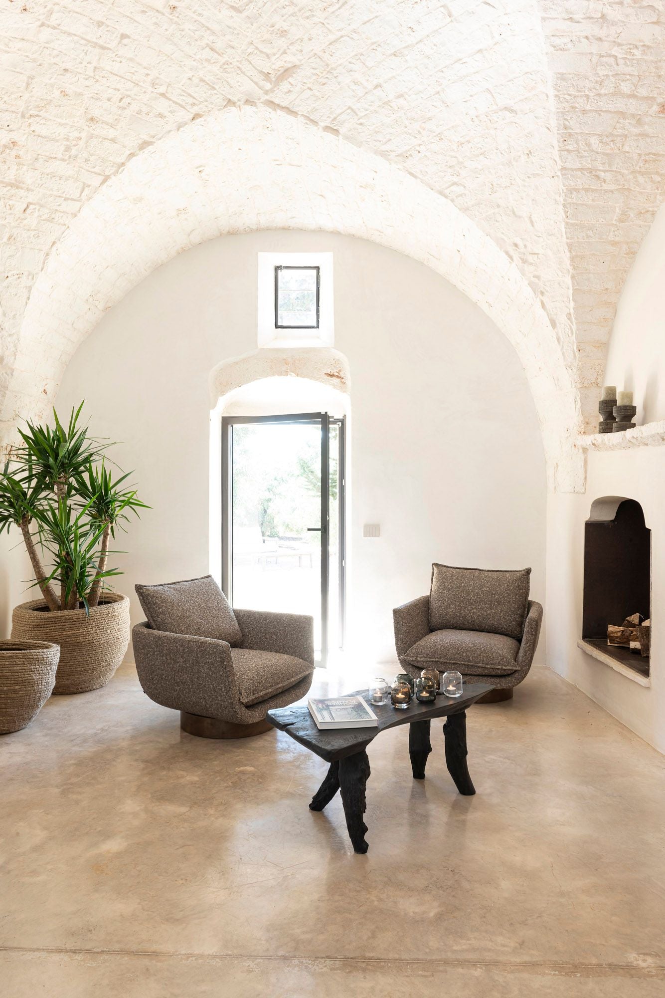 Couchtisch Natural Shape Fume von Gommaire in modernem Wohnzimmer mit dunklem Holzfinish