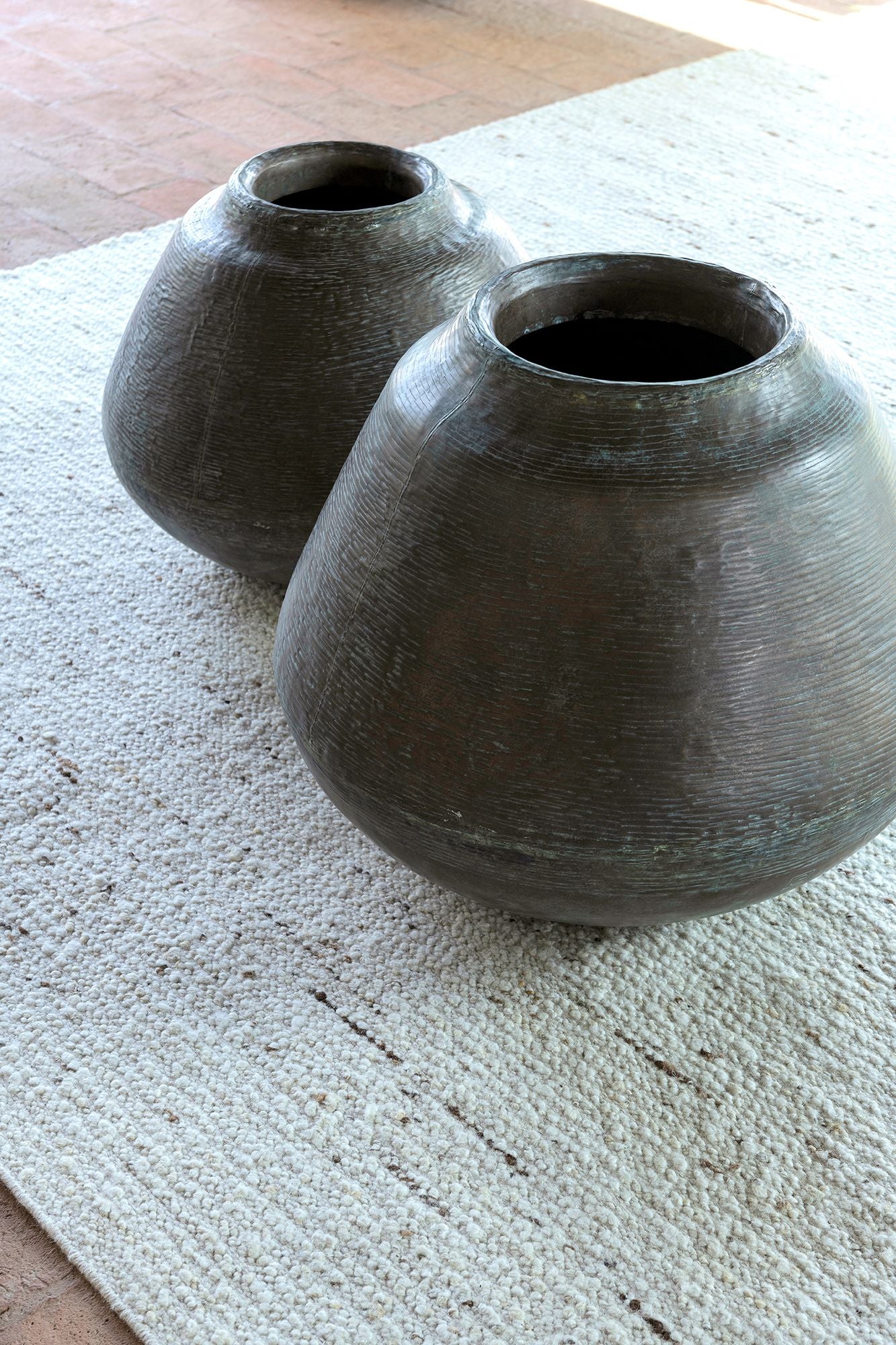 Detailansicht des handgewebten Wollteppichs Nimrod in Beige