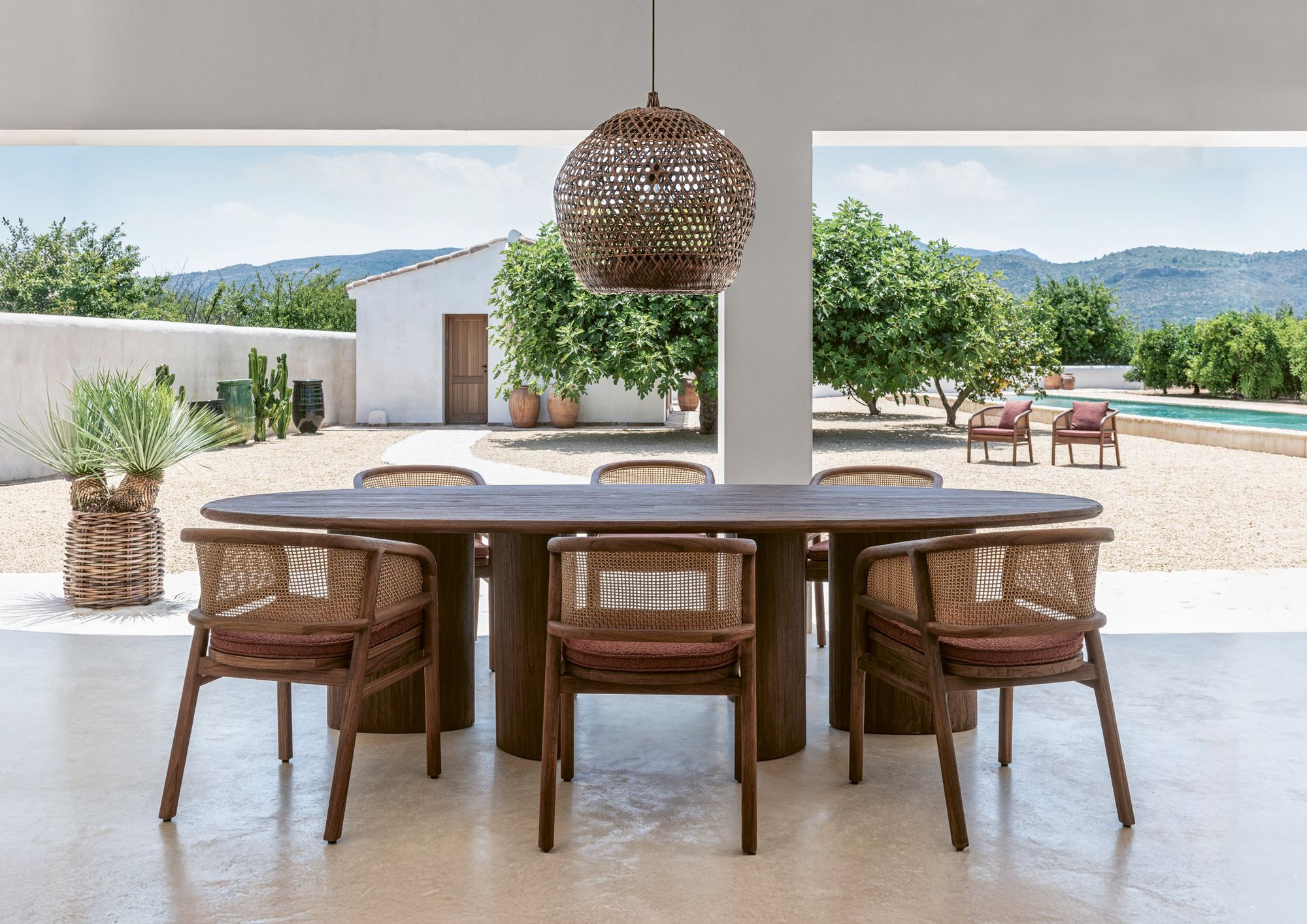 Armlehnenstuhl Imen aus Teakholz in Emas Brown mit PE Wicker – Outdoor-Stuhl aus der Gommaire Kollektion bei STUFF Shop