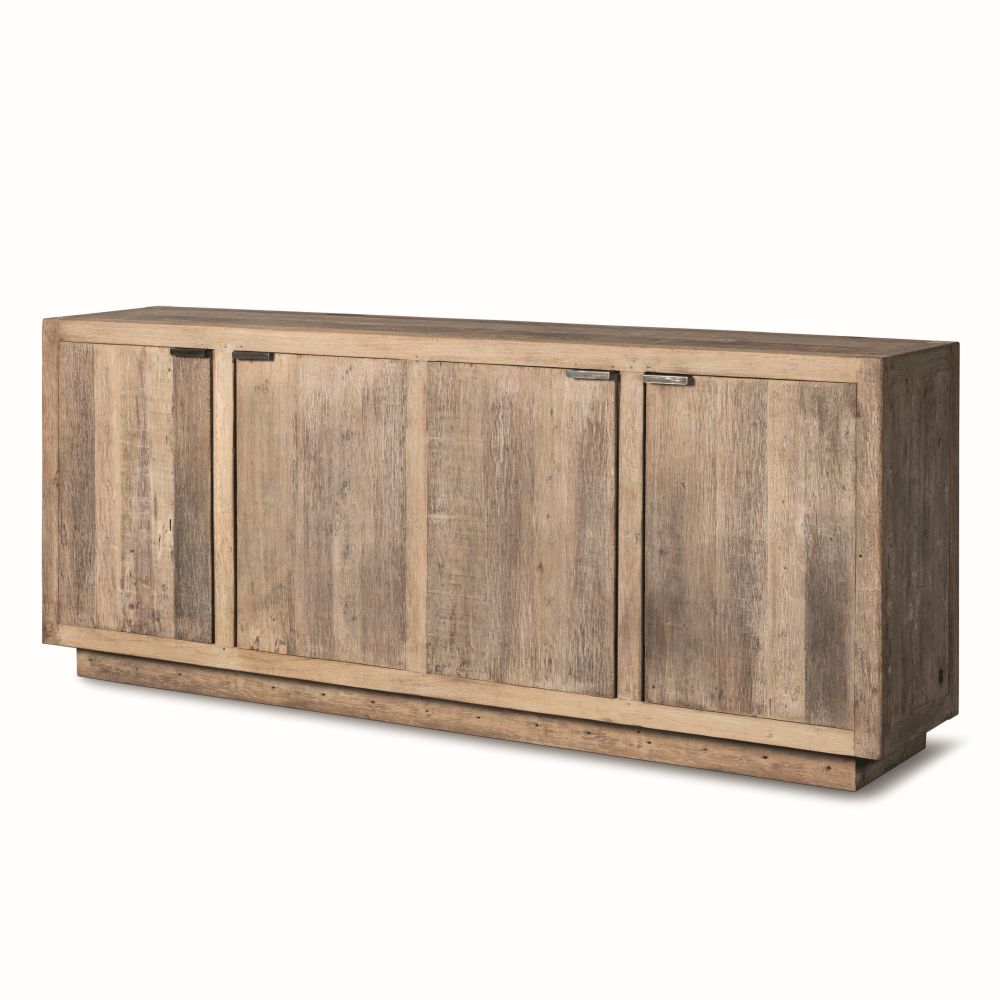 Sideboard Tracy von Gommaire in einem minimalistischen Wohnraum. Das Sideboard aus recyceltem Holz wird mit Dekorationsartikeln präsentiert und fügt sich nahtlos in die Einrichtung ein.
