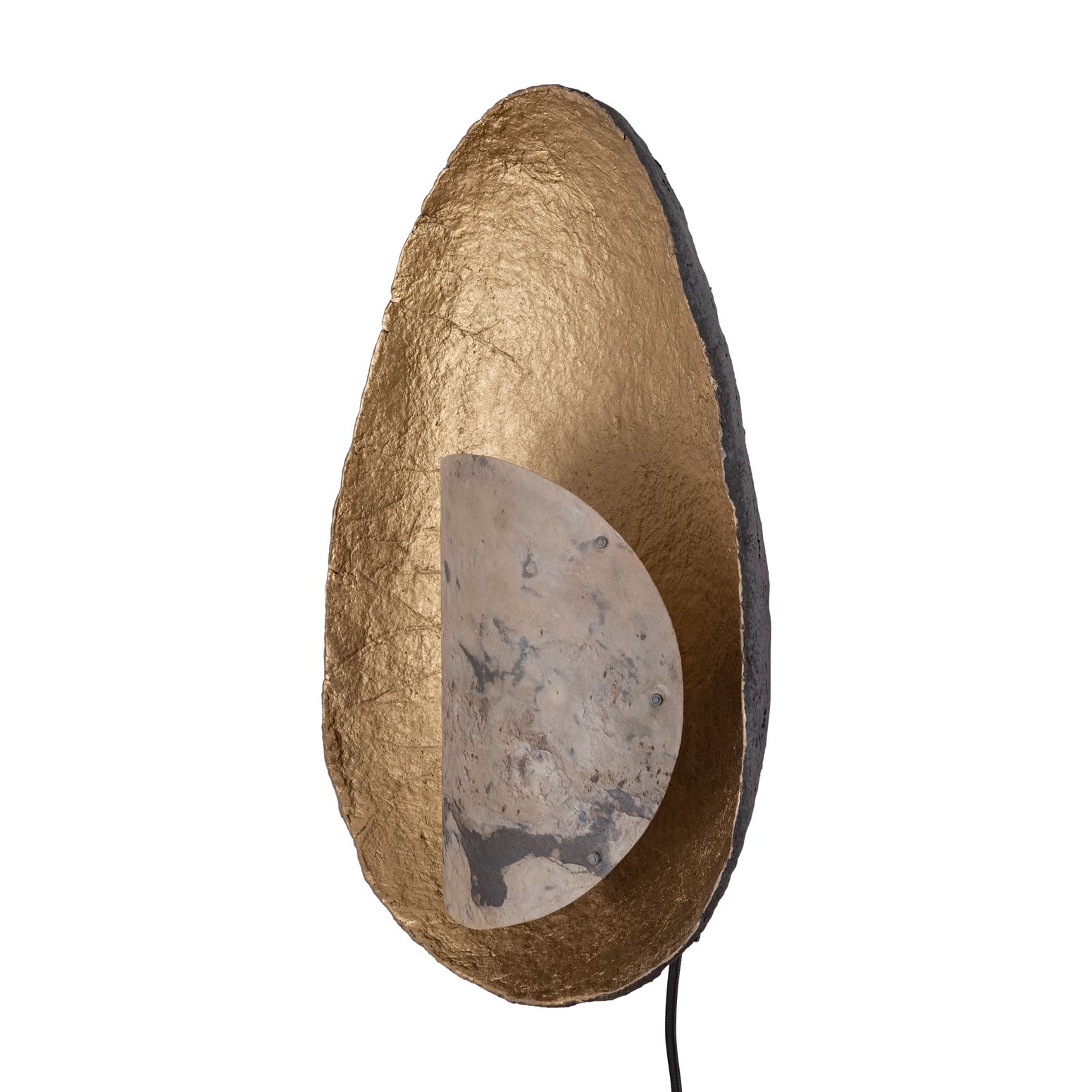 Seitenansicht der Charlton Black Wandlampe mit einzigartiger Stein-Veneer-Struktur.