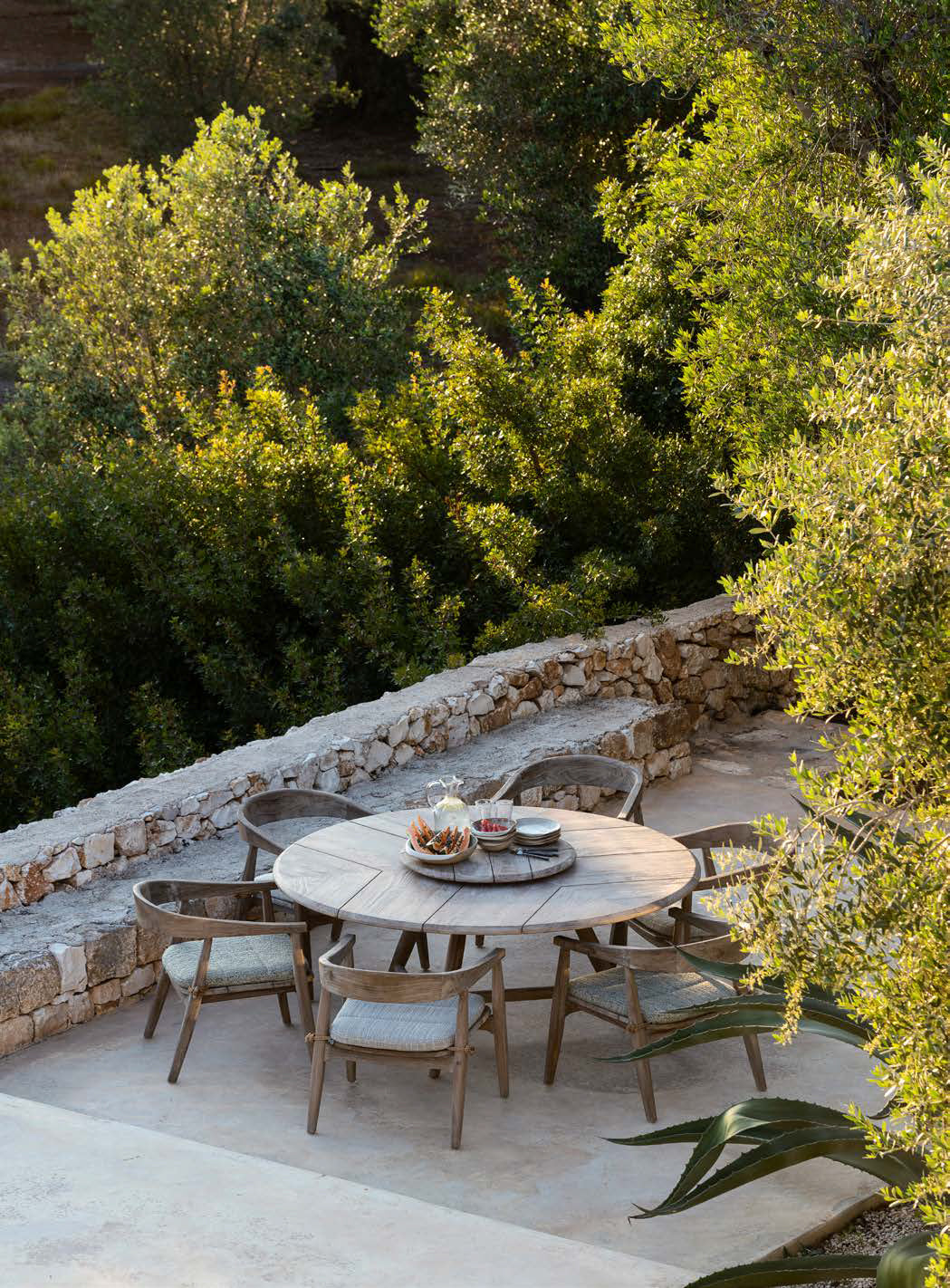 Armlehnenstuhl Faye Easy Chair low aus Teakholz in natürlichem Grau von Gommaire, ideal für Outdoor-Terrassen.