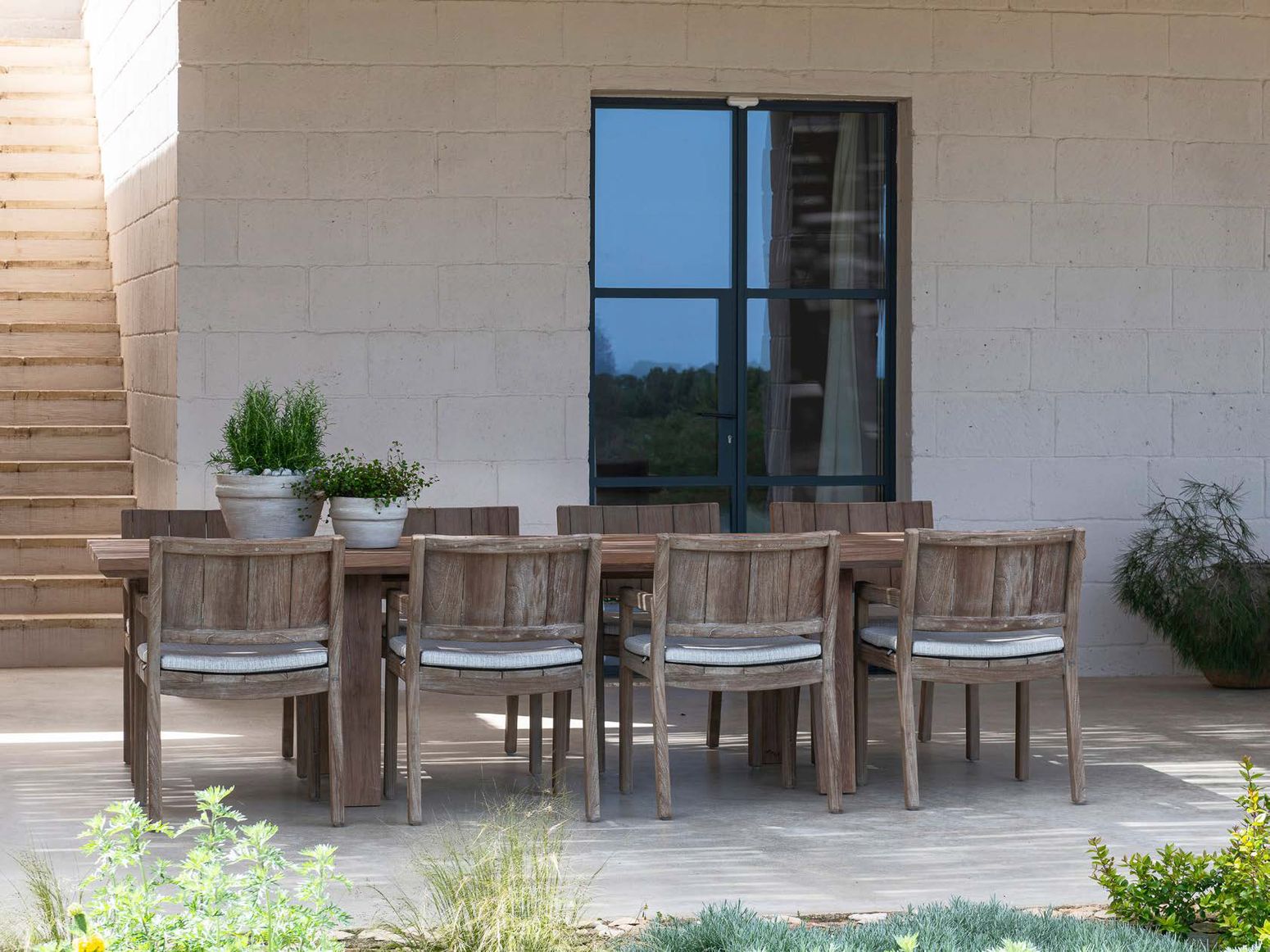 Armlehnenstuhl Mario Teak von Gommaire, Natural Grey Finish für den Outdoorbereich.