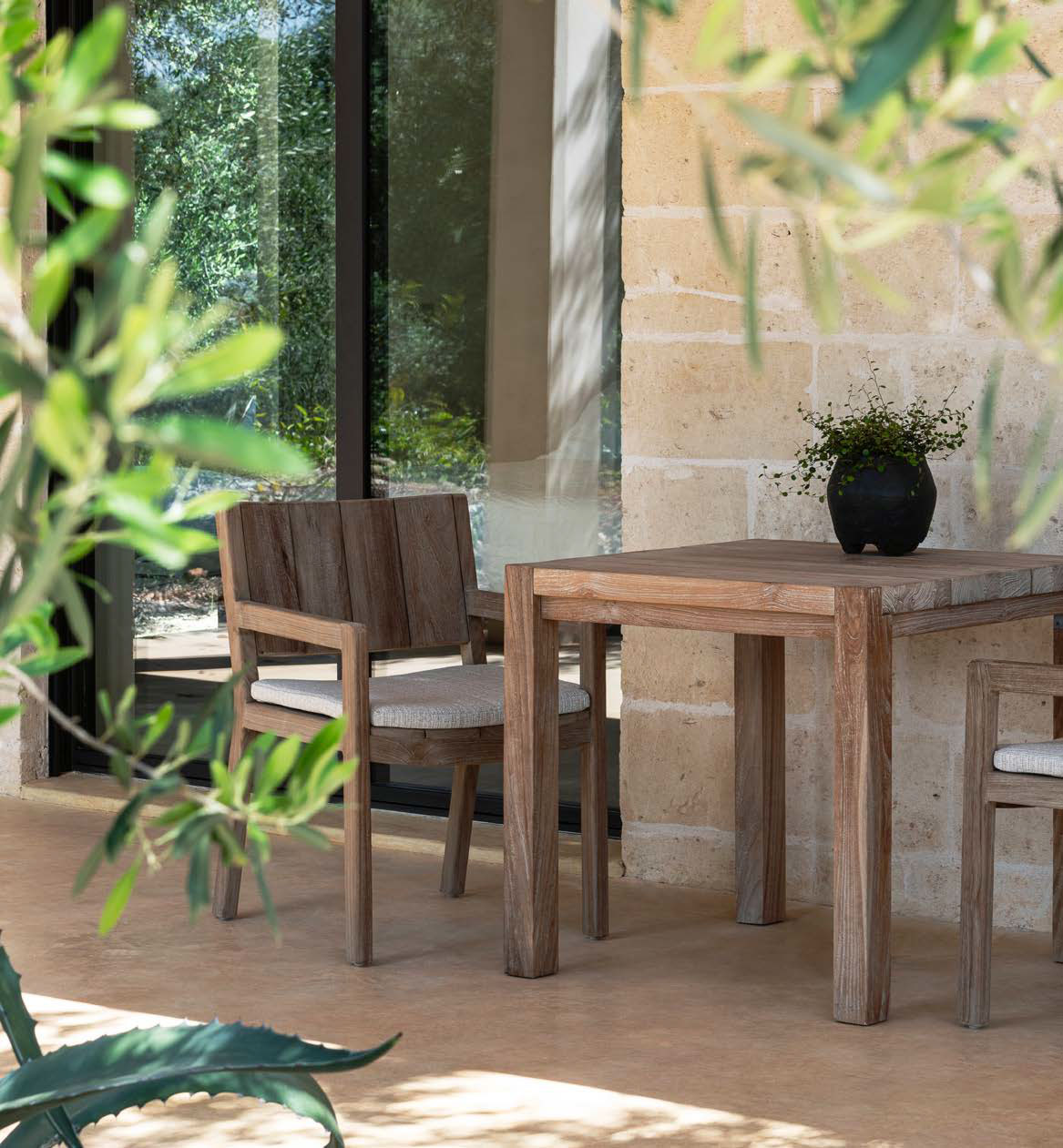 Armlehnenstuhl Mario Teak von Gommaire, Natural Grey Finish für den Outdoorbereich.