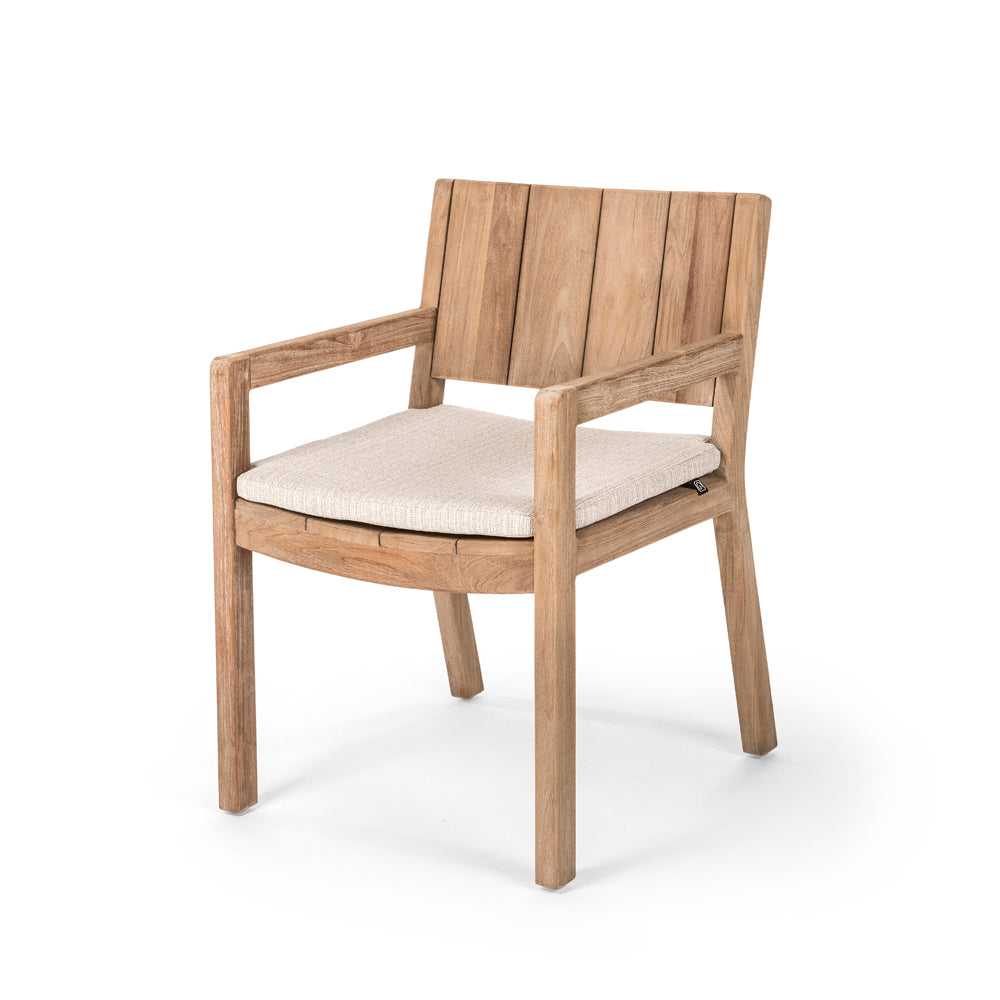 Armlehnenstuhl Mario Teak von Gommaire, Natural Grey Finish für den Outdoorbereich.