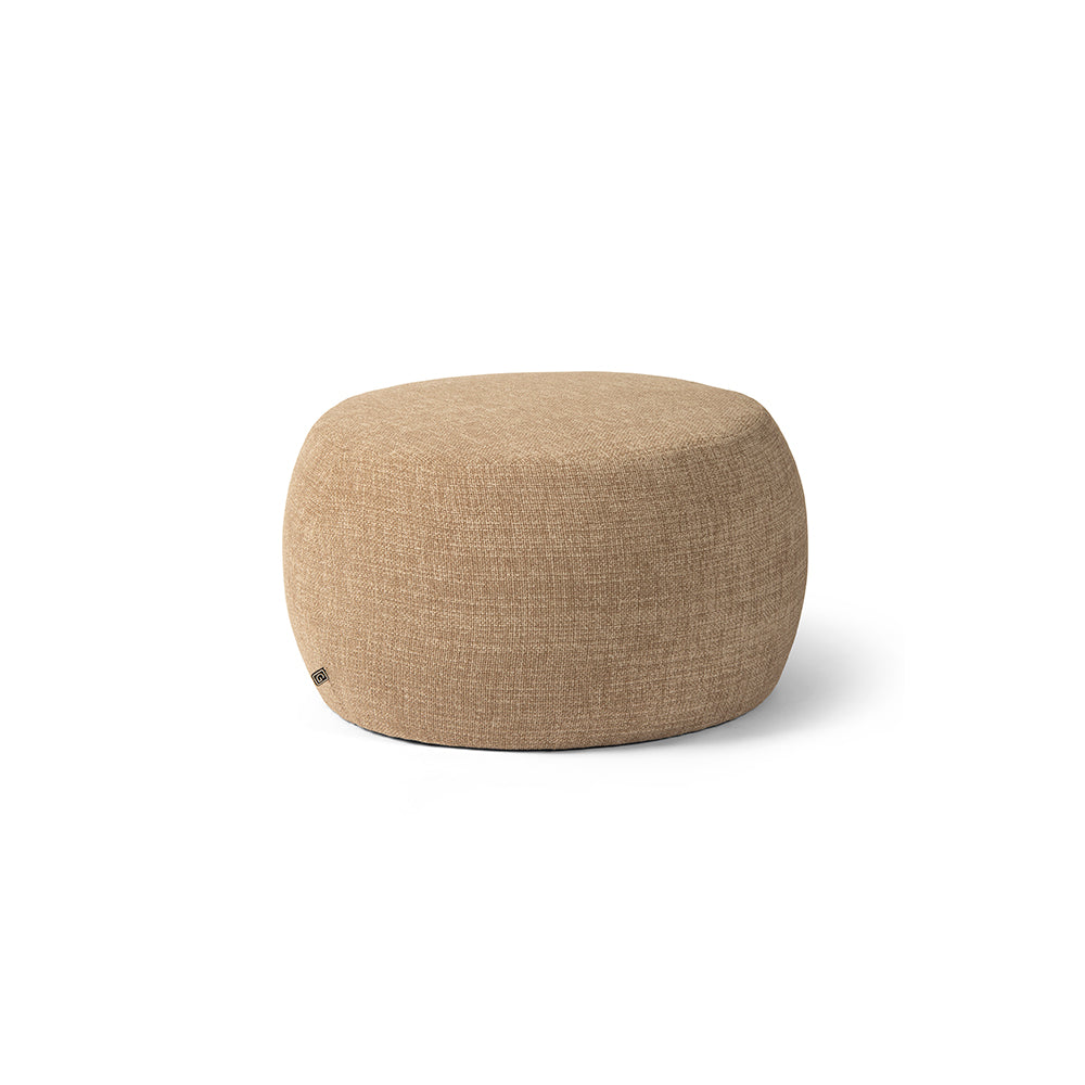 Pouf Nathan Sand Large von Gommaire als vielseitiger Pouf oder Beistelltisch in Sand
