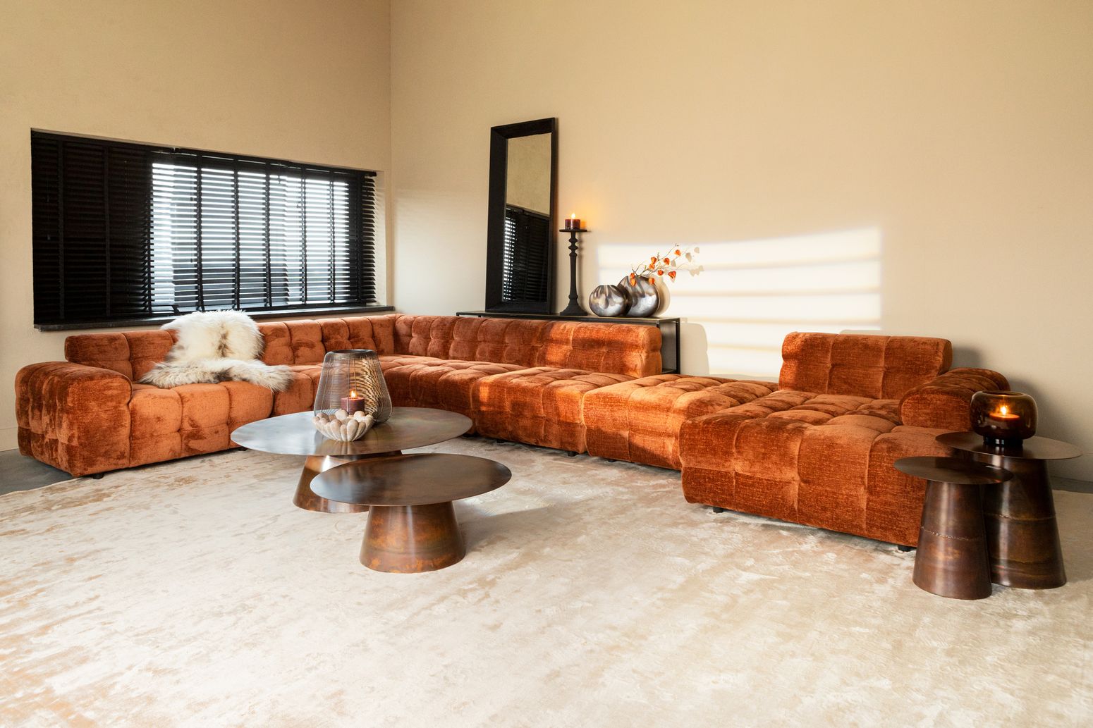Modulare Wohnlandschaft Jidde in Farbe Rust – Kombination verschiedener Sofa-Elemente zur individuellen Gestaltung, präsentiert als Aufbaumuster.